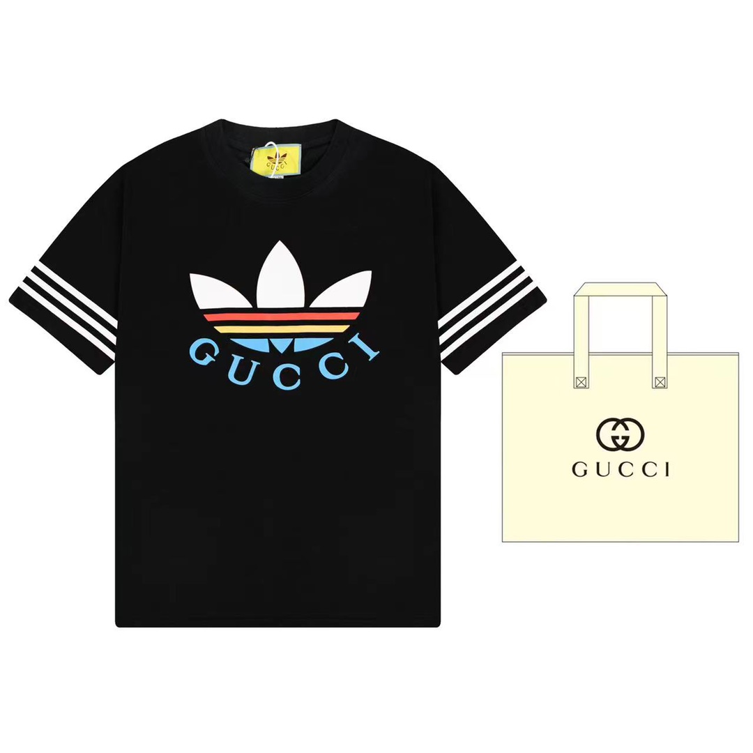 （➕5🉑配手提袋） Gucci 古驰 adidas和Gucci联名系列推出第二篇章，依然以织带和GG字母交织图案巧妙搭配彩色三条纹和三叶草标识。该系列灵感源自创作总监80年代和90年代的美好回忆，融汇两个品牌丰富悠久的历史传承及标志性的…