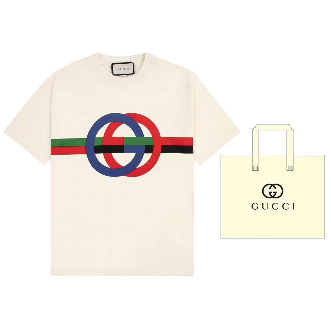 （➕5🉑配手提袋） Gucci 古驰 Gucci在每个系列都会为品牌标识注入别样新意。在这款针织棉T恤上，GG图案以多种色彩匠心呈现并汇成一道道彩色条纹。 原版面料 官方同款 定制240克同缸染面料 手感非常舒服 春夏最新砖柜同步 OS…