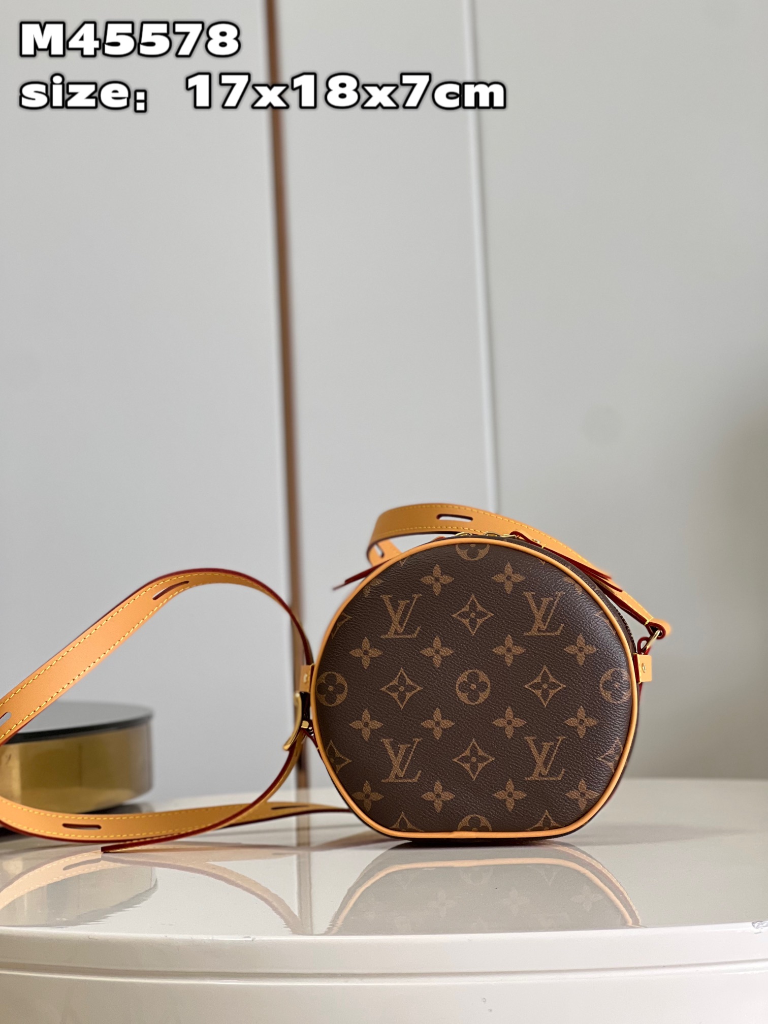 NO:399740,【Exclusive real shot M45578】M45149 new version Nicolas Ghesquière draws inspiration from Louis Vuitton's travel heritage and creates a Bote Chapeau Souple handbag. Monogram canvas and cowhide trim reveals an elegant atmosphere, and the exquisite hat box configuration contains abundant space, making it light and easy to accompany everyday needs. size17x18x7cm Y.600, LV [original leather], louis vuitton, louis vuitton, cowhide, hats19860909【独家实拍 M45578】M45149新版 Nicolas Ghesquière 向路易威登的旅行传承汲取灵感,打造 Bote Chapeau Souple 手袋.Monogram 帆布和牛皮革饰边展露典雅气息,玲珑帽盒构型内含充裕空间,令日常所需轻巧随行 size17x18x7cm Y.600,LV【原厂皮】,louis vuitton,louis vuitton,cowhide,hats,Bag