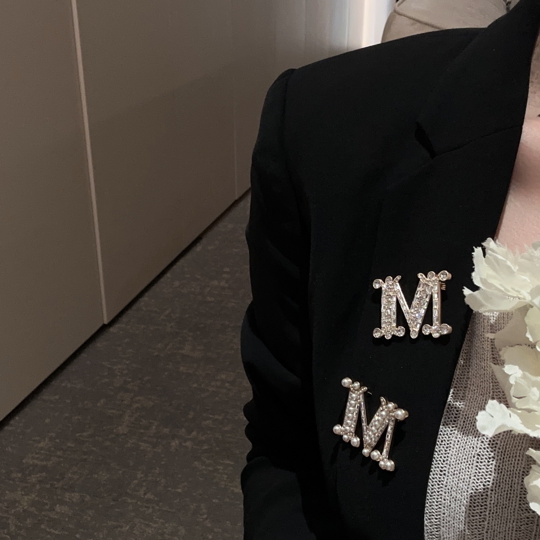 NO:688853,88180, available in seconds, niche Maxmara brooch, full diamond/bead diamond, iconic Monogram brooch, made of metal covered micro-crystals, has symbolic meaning and is the embodiment of Max style~,,brooch,breastpin,Cardia high-end jewelry1986090988180,现货秒发 小众Maxmara胸针 全钻/珠钻 标志性的 Monogram 胸针 金属覆盖微水晶制成 具有象征意义 是Max风格的体现~,,brooch，breastpin,卡迪亚高端饰品,Jewelry