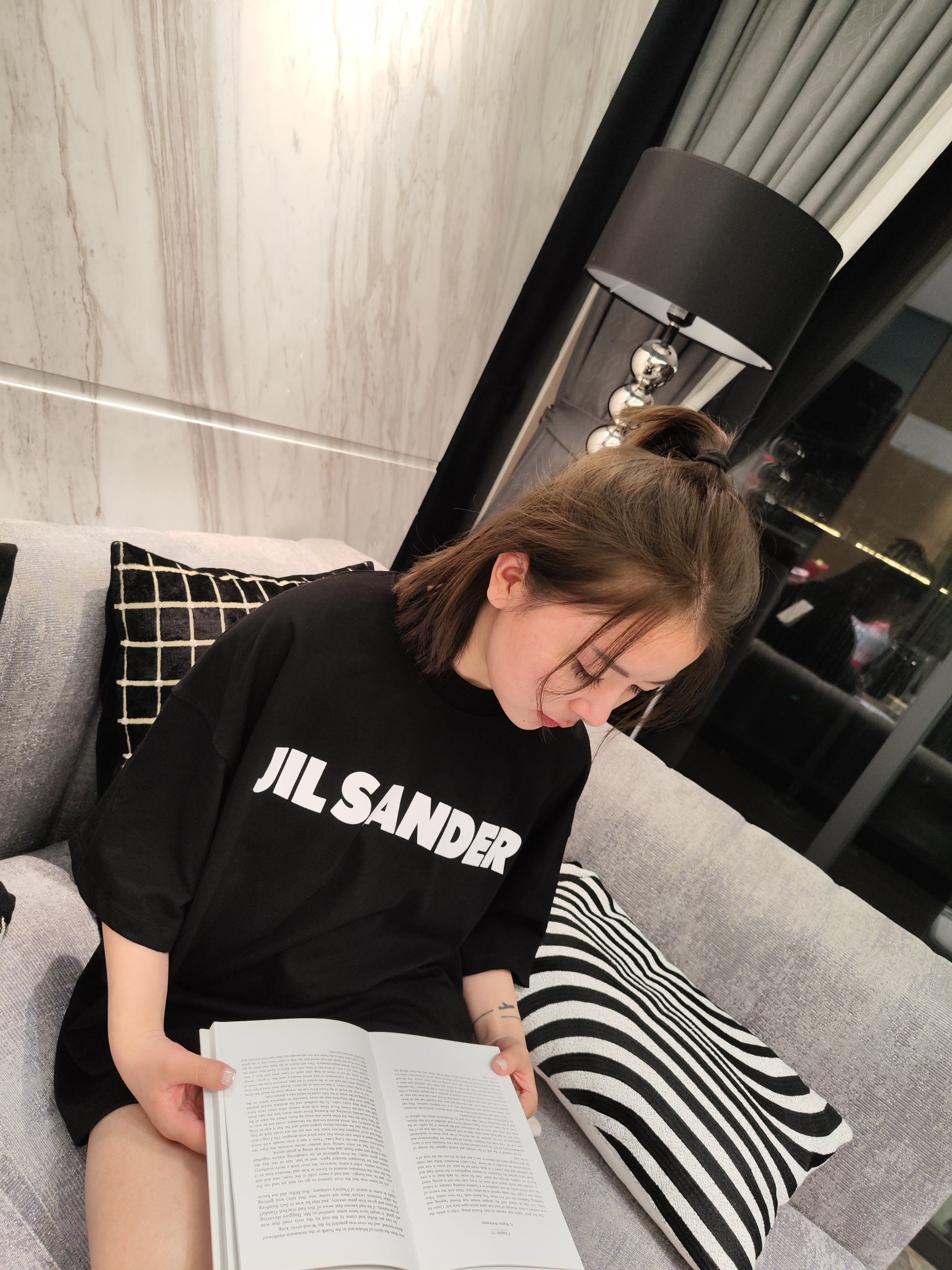 339#💰75
Jil Sander 应采儿同款oversize宽松情侣T恤，小红书热推爆款，Jil以极简主义为品牌理念，款式简单潮流，质感满分💯，真的是超级值得推荐的潮流品牌，原版购入，定制面料，进口印花，小细节都完美复刻的高品质爆款，良心推荐一定要买买买的自留款，情侣必备💗
size：S、M、L
color：米白色、黑色、红色、粉色、蓝色