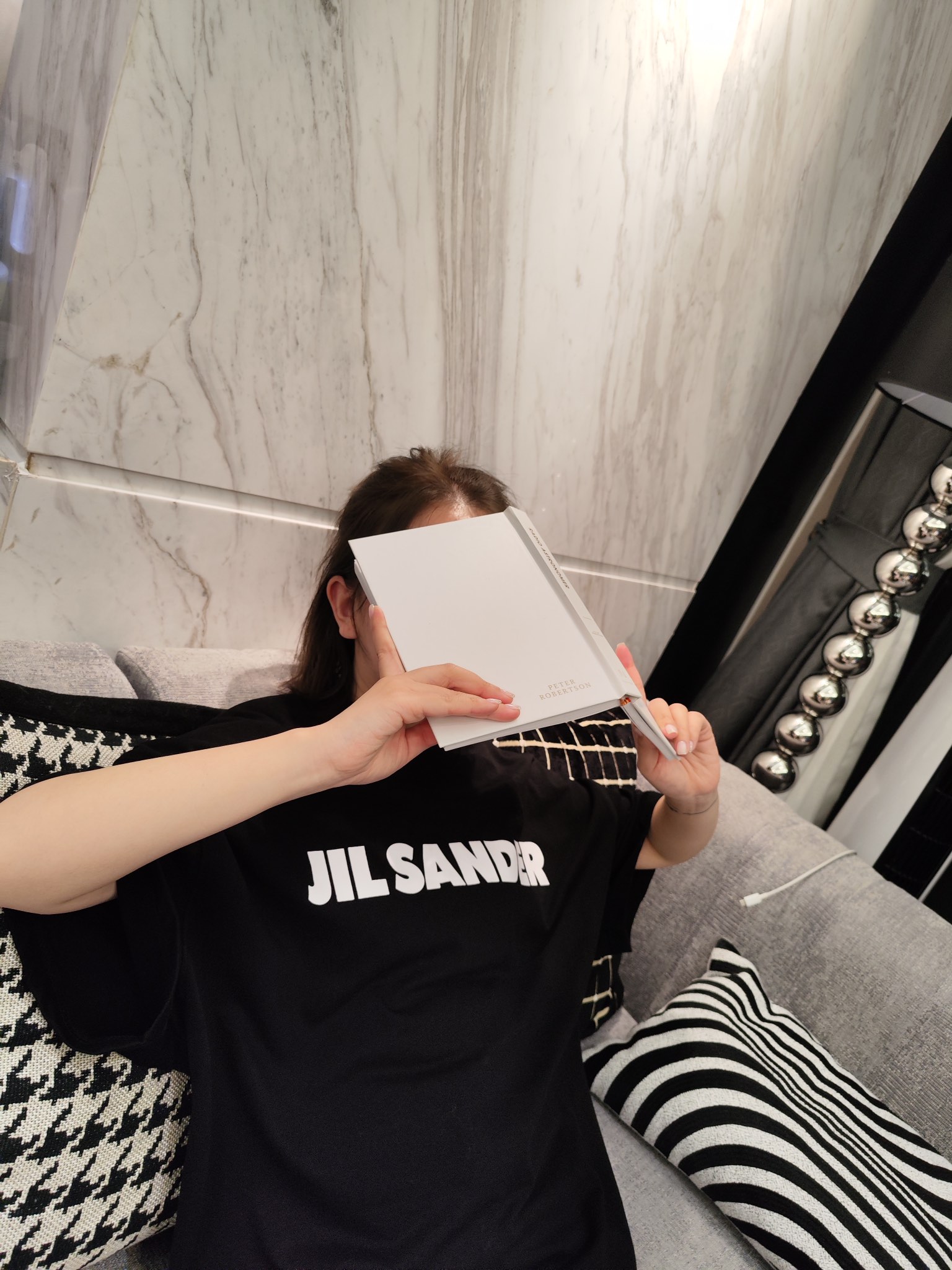 339#💰75
Jil Sander 应采儿同款oversize宽松情侣T恤，小红书热推爆款，Jil以极简主义为品牌理念，款式简单潮流，质感满分💯，真的是超级值得推荐的潮流品牌，原版购入，定制面料，进口印花，小细节都完美复刻的高品质爆款，良心推荐一定要买买买的自留款，情侣必备💗
size：S、M、L
color：米白色、黑色、红色、粉色、蓝色