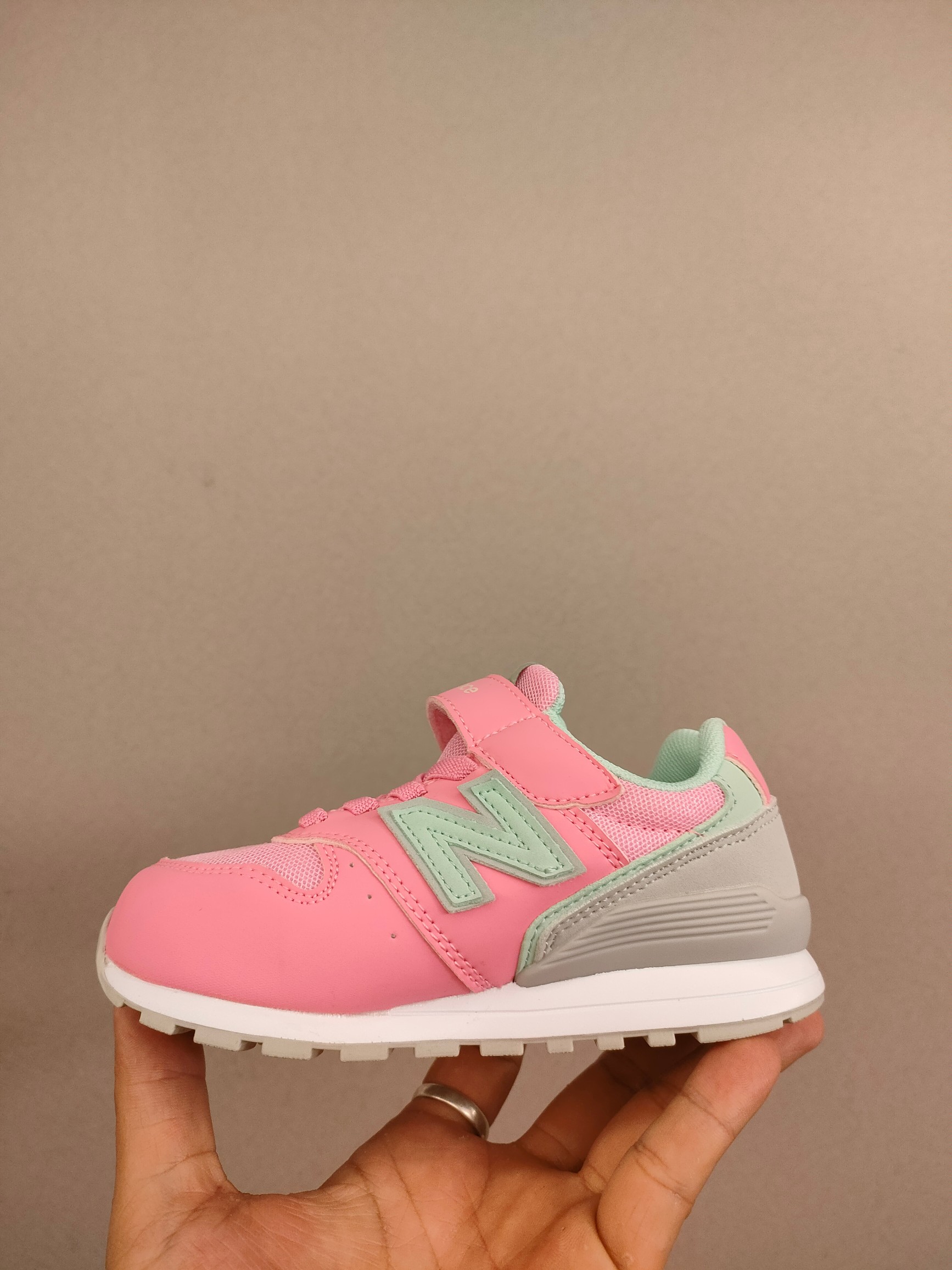 图片[5]-996儿童低帮透气防震防滑运动鞋 大童魔术贴加松紧带，小童魔术贴 经典的996系列！该系列传承了品牌的诸多优点，大胆创新！堪称经典系列里的经典，也是最为热门的系列！时隔一年，再次带来的童鞋，必属重磅～-选品中心