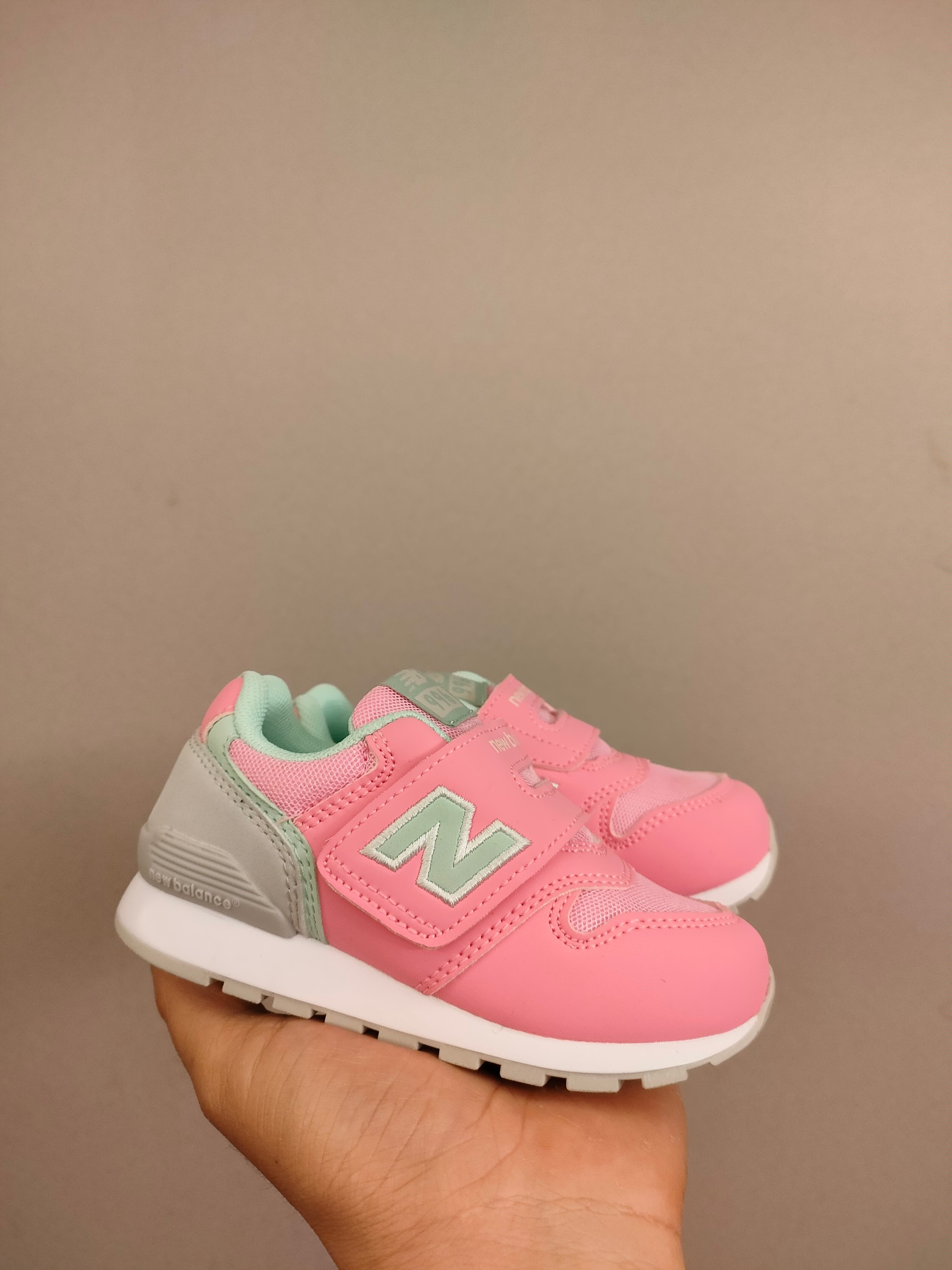 图片[2]-996儿童低帮透气防震防滑运动鞋 大童魔术贴加松紧带，小童魔术贴 经典的996系列！该系列传承了品牌的诸多优点，大胆创新！堪称经典系列里的经典，也是最为热门的系列！时隔一年，再次带来的童鞋，必属重磅～-选品中心