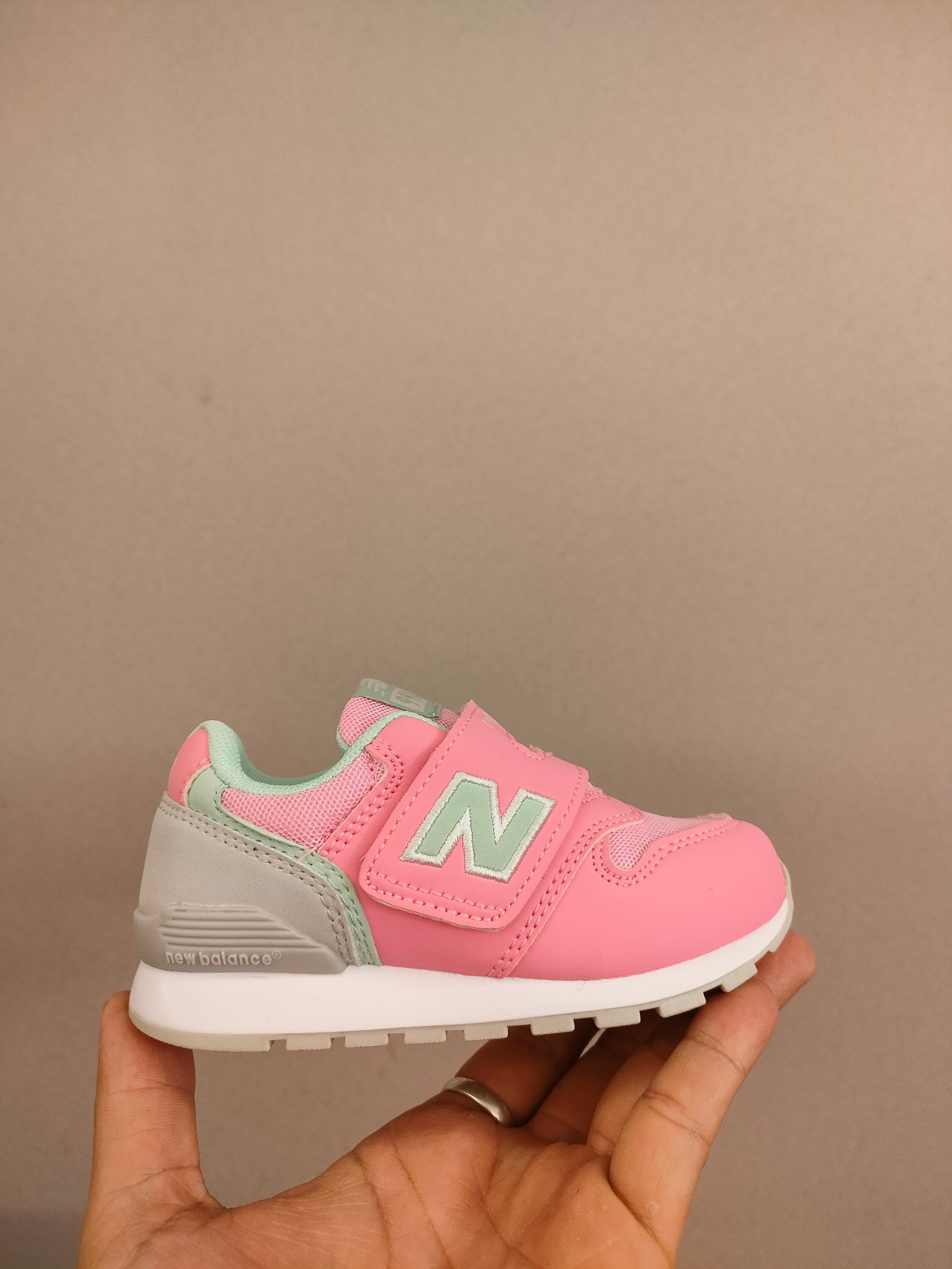 图片[3]-996儿童低帮透气防震防滑运动鞋 大童魔术贴加松紧带，小童魔术贴 经典的996系列！该系列传承了品牌的诸多优点，大胆创新！堪称经典系列里的经典，也是最为热门的系列！时隔一年，再次带来的童鞋，必属重磅～-选品中心