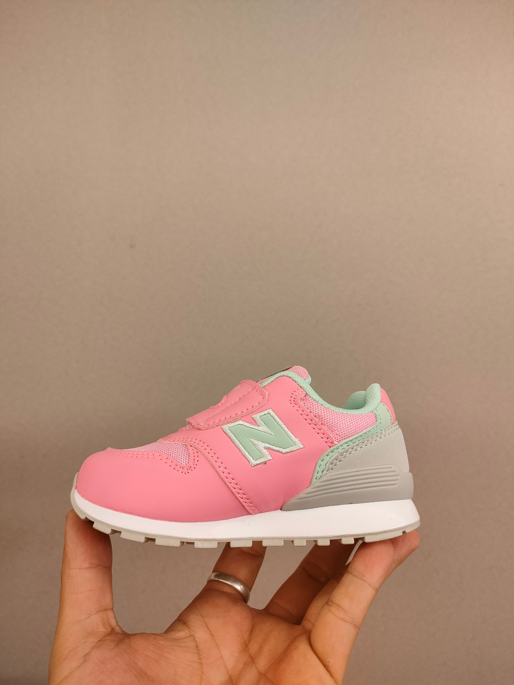 图片[5]-996儿童低帮透气防震防滑运动鞋 大童魔术贴加松紧带，小童魔术贴 经典的996系列！该系列传承了品牌的诸多优点，大胆创新！堪称经典系列里的经典，也是最为热门的系列！时隔一年，再次带来的童鞋，必属重磅～-选品中心