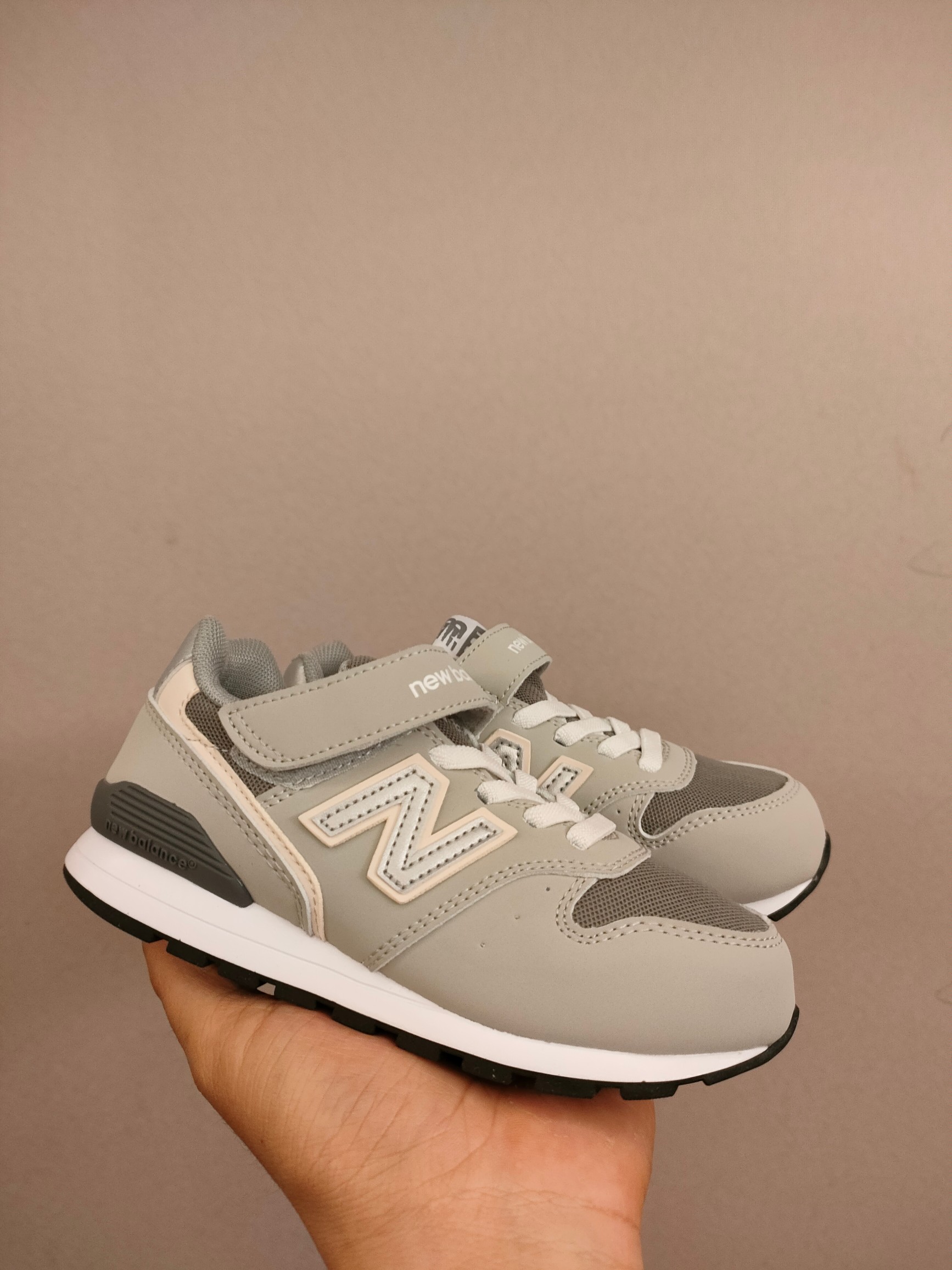 图片[2]-996儿童低帮透气防震防滑运动鞋 大童魔术贴加松紧带，小童魔术贴 经典的996系列！该系列传承了品牌的诸多优点，大胆创新！堪称经典系列里的经典，也是最为热门的系列！时隔一年，再次带来的童鞋，必属重磅～-选品中心