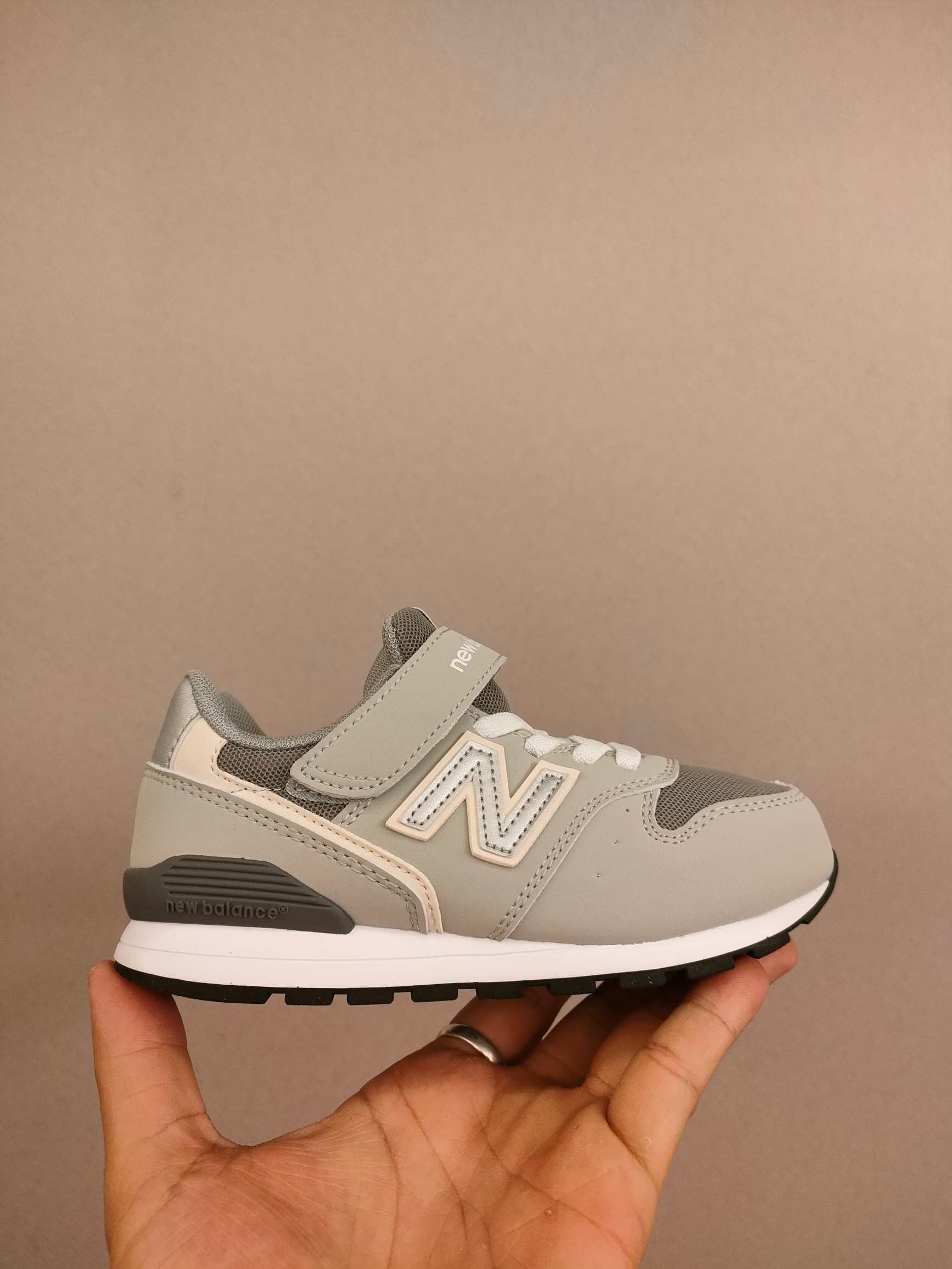 图片[3]-996儿童低帮透气防震防滑运动鞋 大童魔术贴加松紧带，小童魔术贴 经典的996系列！该系列传承了品牌的诸多优点，大胆创新！堪称经典系列里的经典，也是最为热门的系列！时隔一年，再次带来的童鞋，必属重磅～-选品中心