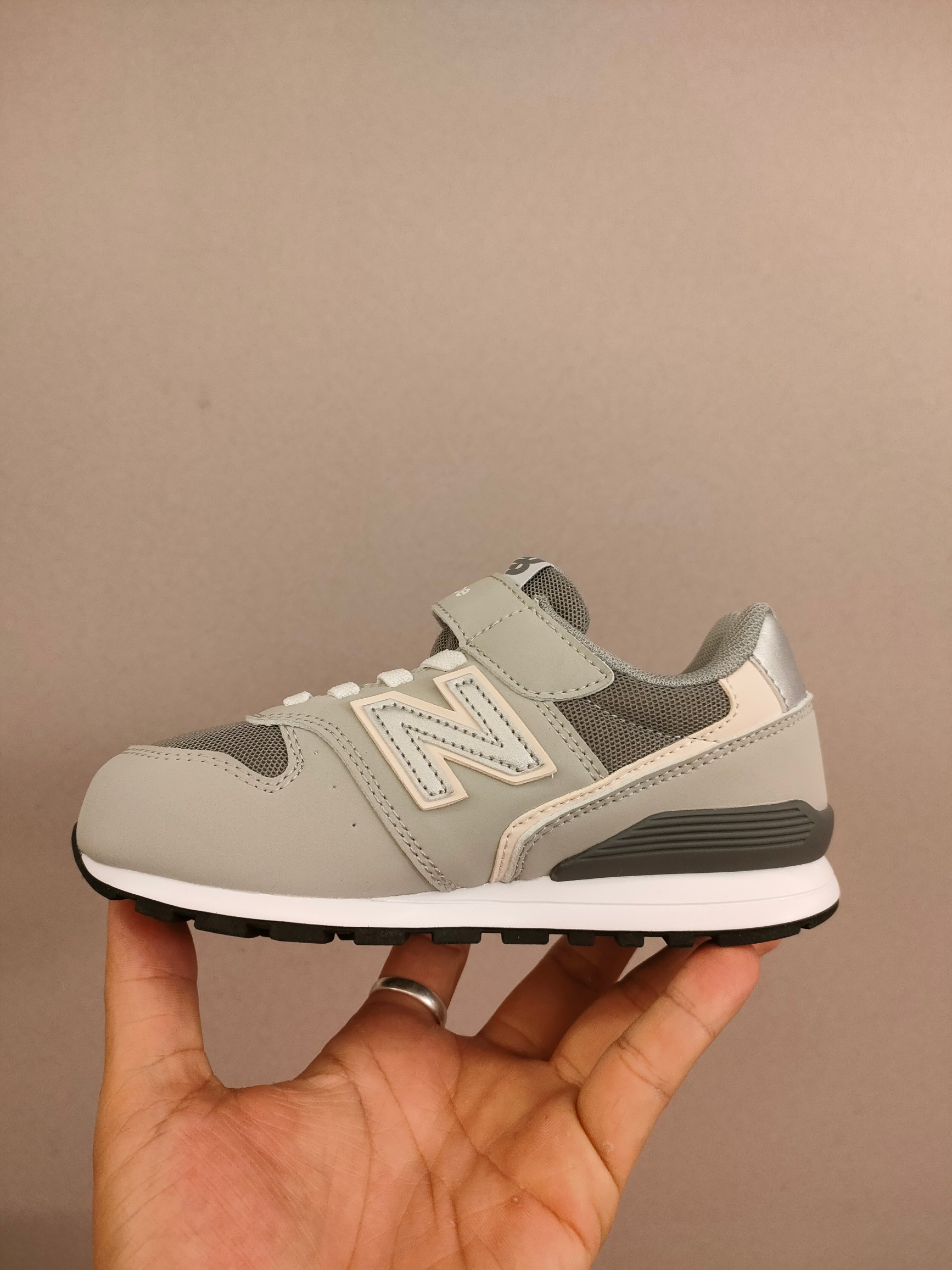 图片[5]-996儿童低帮透气防震防滑运动鞋 大童魔术贴加松紧带，小童魔术贴 经典的996系列！该系列传承了品牌的诸多优点，大胆创新！堪称经典系列里的经典，也是最为热门的系列！时隔一年，再次带来的童鞋，必属重磅～-选品中心