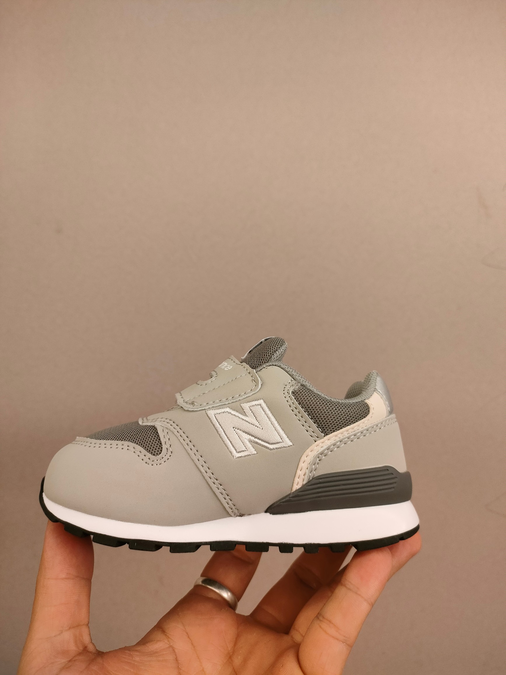 图片[5]-996儿童低帮透气防震防滑运动鞋 大童魔术贴加松紧带，小童魔术贴 经典的996系列！该系列传承了品牌的诸多优点，大胆创新！堪称经典系列里的经典，也是最为热门的系列！时隔一年，再次带来的童鞋，必属重磅～-选品中心