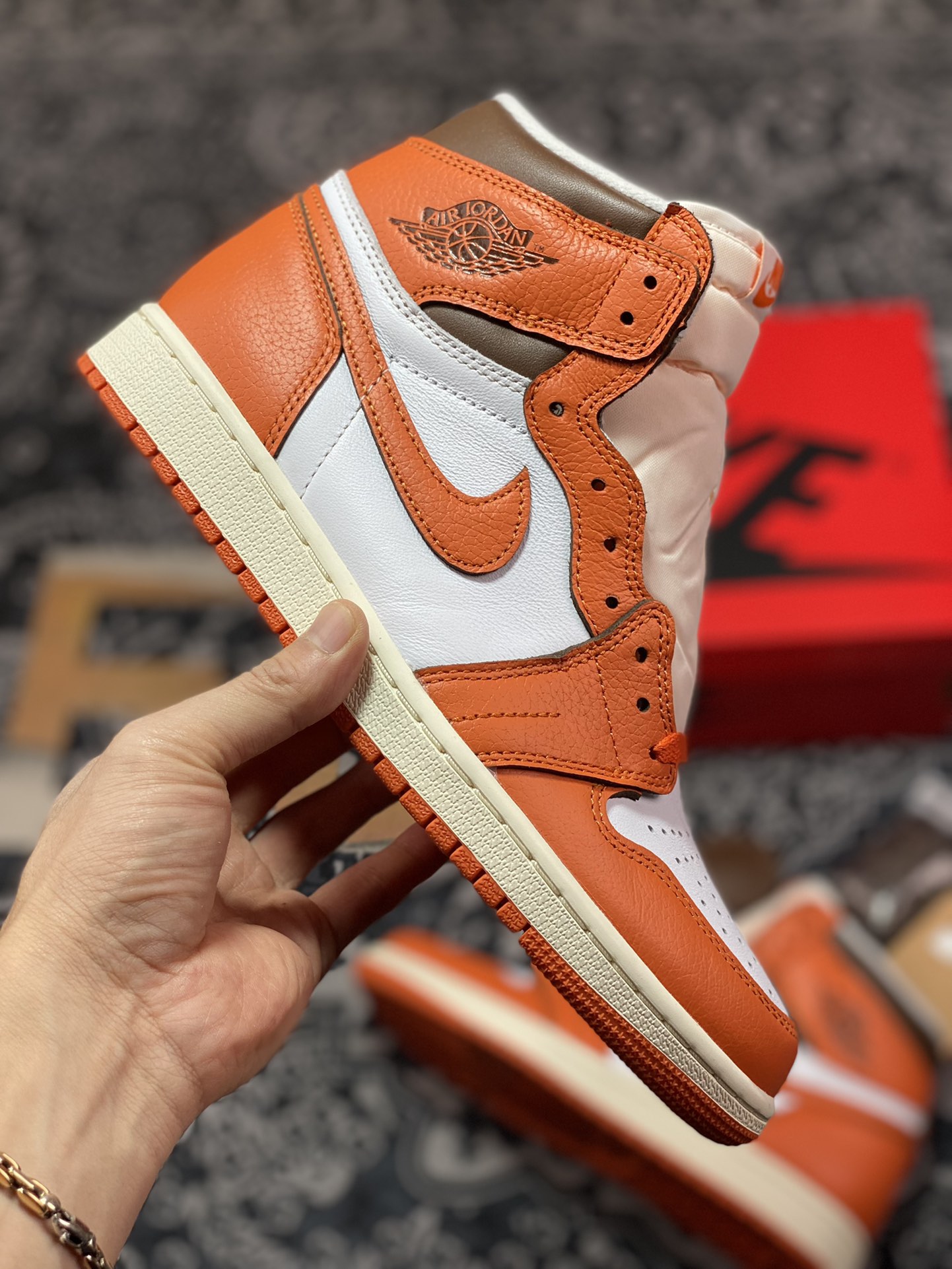 Air Jordan 1 Retro High ”Starfish” white and orange small buckle DO9369-101 produced by a major foreign trade manufacturer