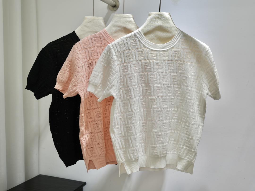 Fendi经典款镂空logo圆领短袖套头针织衫，黑白粉3色现货。