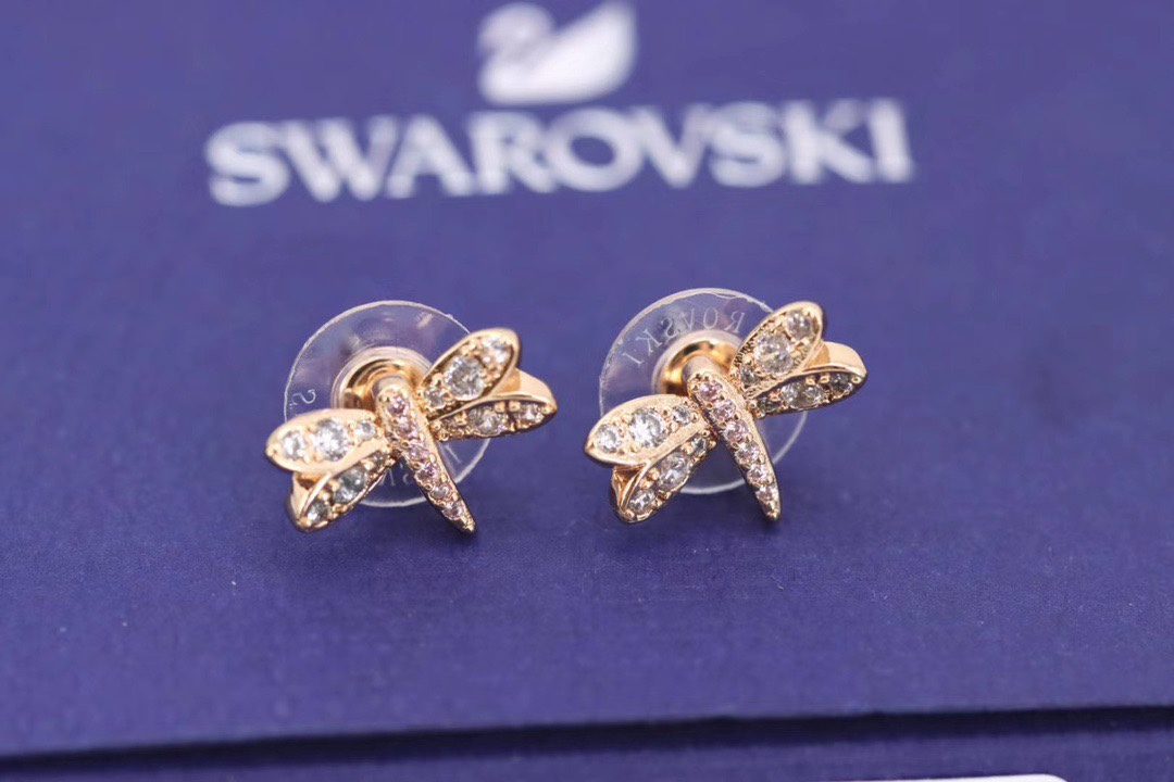 swarovski玫瑰金粉钻蜻蜓耳钉这款趣致蜻蜓耳钉沉浸爱的花园设计灵感以蜻蜓及雏菊为灵感赋予现代典雅设