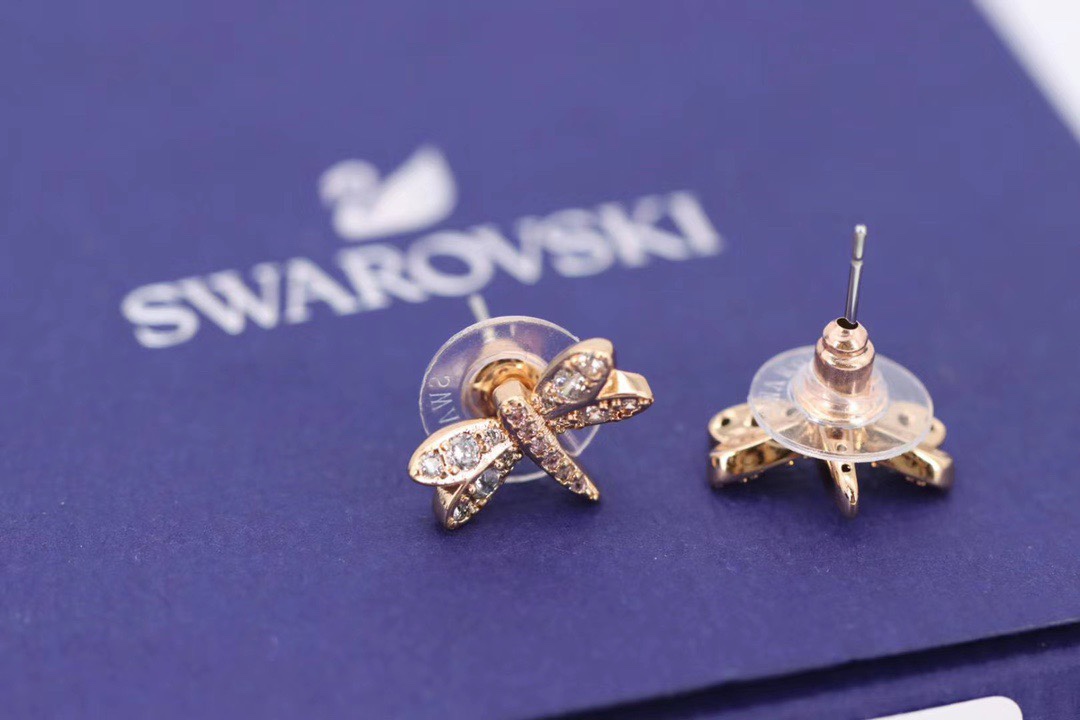 swarovski玫瑰金粉钻蜻蜓耳钉这款趣致蜻蜓耳钉沉浸爱的花园设计灵感以蜻蜓及雏菊为灵感赋予现代典雅设