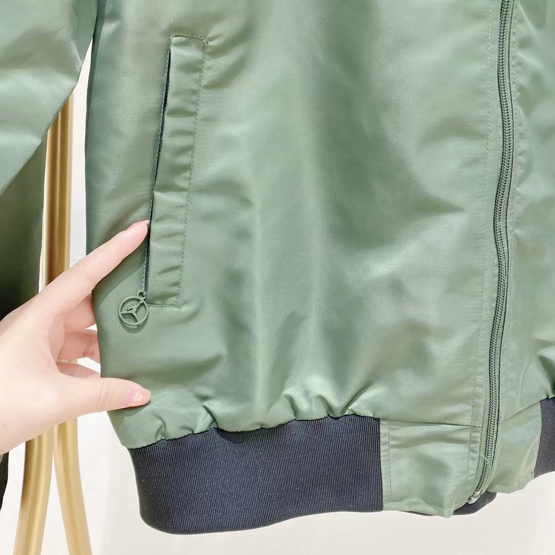 Air Jordan MA-1 Baseball Suit Collection: Stylish Couples’ Flight Jackets in Black and Green - 图片 8