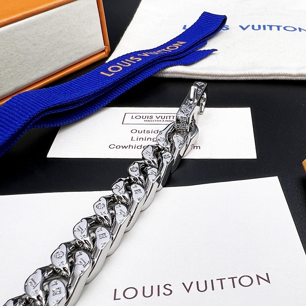 Louis Vuitton Classic Handcrafted Luxury Leather Shoulder Bag 5