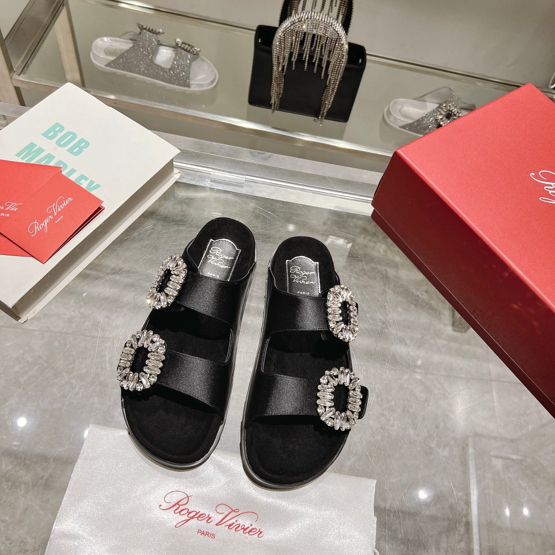 NO:247927,This Slidy Viv' slippers are made of satin, paired with side shimmered buckles, comfortable insoles and dent rubber sole. Classic and elegant without losing practicality. Satin upper Flashed buckles Round toe Comfortable insoles Rubber sole Size 35-41 Size 41 No return or replacement. Recommended for casual wear to suit seasonal spring and summer., Slippers, slippers, silk fabric19860909本款Slidy Viv' 拖鞋精选绸缎制成,搭配侧边闪钻饰扣、舒适内底以及带凹痕橡胶鞋底.经典优雅又不失实用性. 绸缎鞋面 闪钻方扣 圆形鞋头 舒适内底 橡胶鞋底 尺码35-41 41码不退不换 格. 推荐搭配休闲装 适应季节春夏.,拖鞋,slippers,silk fabric,Women's Shoes