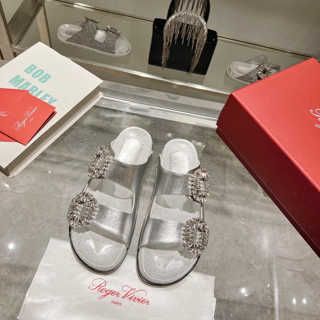 NO:247930,This Slidy Viv' slippers are made of cowhide, paired with side flash drill buckles, comfortable insoles and dent rubber sole. Classic and elegant without losing practicality. Cowhide upper flash drill square buckles, round toe comfortable insoles, rubber sole size 35-41 size 41 sizes without return or exchange. Recommended for casual wear to suit seasons, spring and summer., slippers, slippers, cowhide19860909本款Slidy Viv' 拖鞋精选牛皮制成,搭配侧边闪钻饰扣、舒适内底以及带凹痕橡胶鞋底.经典优雅又不失实用性. 牛皮鞋面 闪钻方扣 圆形鞋头 舒适内底 橡胶鞋底 尺码35-41 41码不退不换 格. 推荐搭配休闲装 适应季节春夏.,拖鞋,slippers,cowhide,Women's Shoes