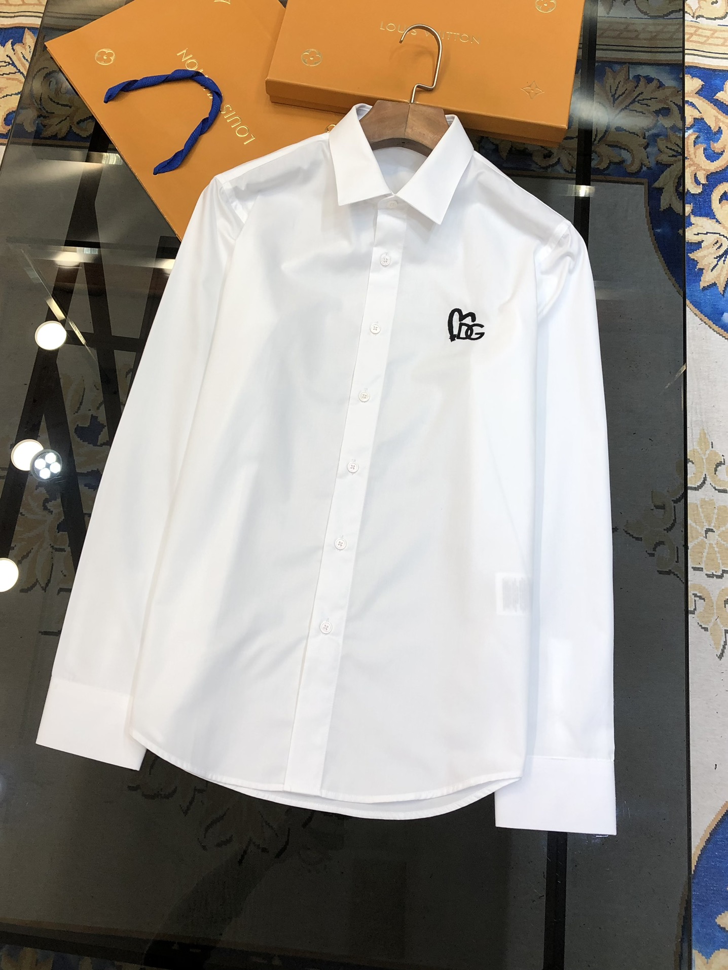 热销款 DG 杜嘉班纳🔥早春新款男士休闲长袖衬衫独家专供 官网同步售卖 ✨✨简洁时尚 修身版型 高版本 ✨✨胸前立体刺绣logo设计 纽扣 3
