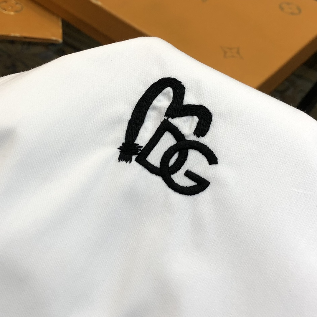 热销款 DG 杜嘉班纳🔥早春新款男士休闲长袖衬衫独家专供 官网同步售卖 ✨✨简洁时尚 修身版型 高版本 ✨✨胸前立体刺绣logo设计 纽扣 6