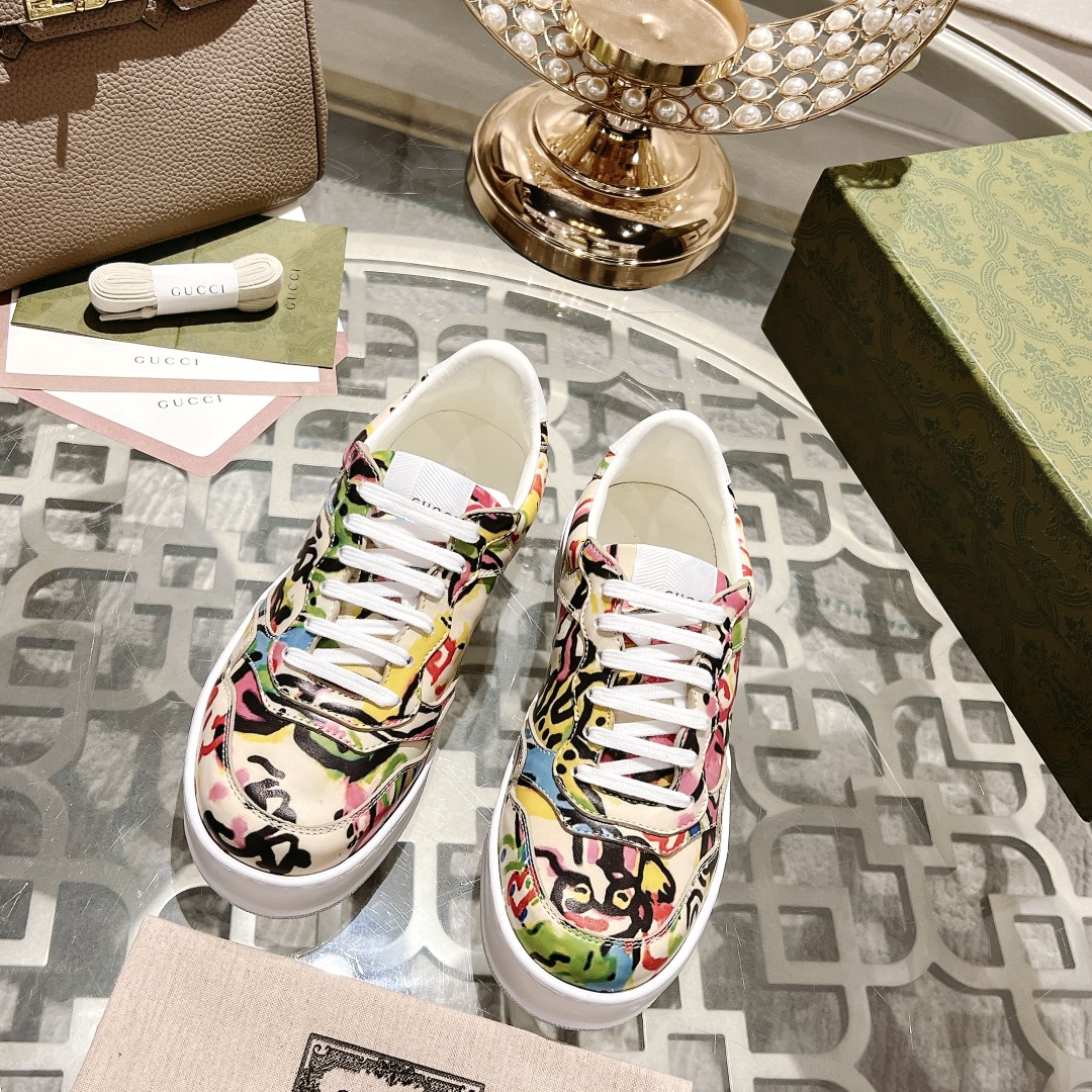 NO:173563,Women and men. GUCC·Gucci ss new series sports shoes, thick sole white shoes casual board shoes, GG couples white shoes counter synchronous style, catwalk style stars, internet celebrities, live broadcasts, etc. must plant grass and call. The style design is light luxury retro, thick sole height increases, similar to the upgraded version of classic white shoes. The top version upper original custom calfskin fabric is matched with GUCC classic presbyterian webbing, perforation, embossing craftsmanship, inner cowhide, foot pad cowhide, comfortable and soft feet!  Original replica 11 mold opening IP light material bottom, 4cm heightened thick bottom!  Size number for women 35-40 men 39-45 Packaging counter aviation packaging, casual shoes/sports shoes, gucci, gucci, sneakers, cowhide19860909女男.GUCC·古驰 ss新款 系列运动鞋厚底小白鞋休闲板鞋 GG情侣款小白鞋专柜同步款,走秀款明星、网红、直播等必定种草打call 款式设计轻奢复古,厚底增高,相似于经典小白鞋的升级版 最顶级版本鞋面原版定制小牛皮面料,搭配GUCC经典老花布织带、穿孔、压纹工艺,内里牛皮,垫脚牛皮,脚感舒适柔软！原版复刻11开模IP轻料底,4cm增高厚底！ 码数女35-40男39-45 包装专柜航空包装,休闲鞋/运动鞋,gucci,gucci,sneakers,cowhide,Women's Shoes