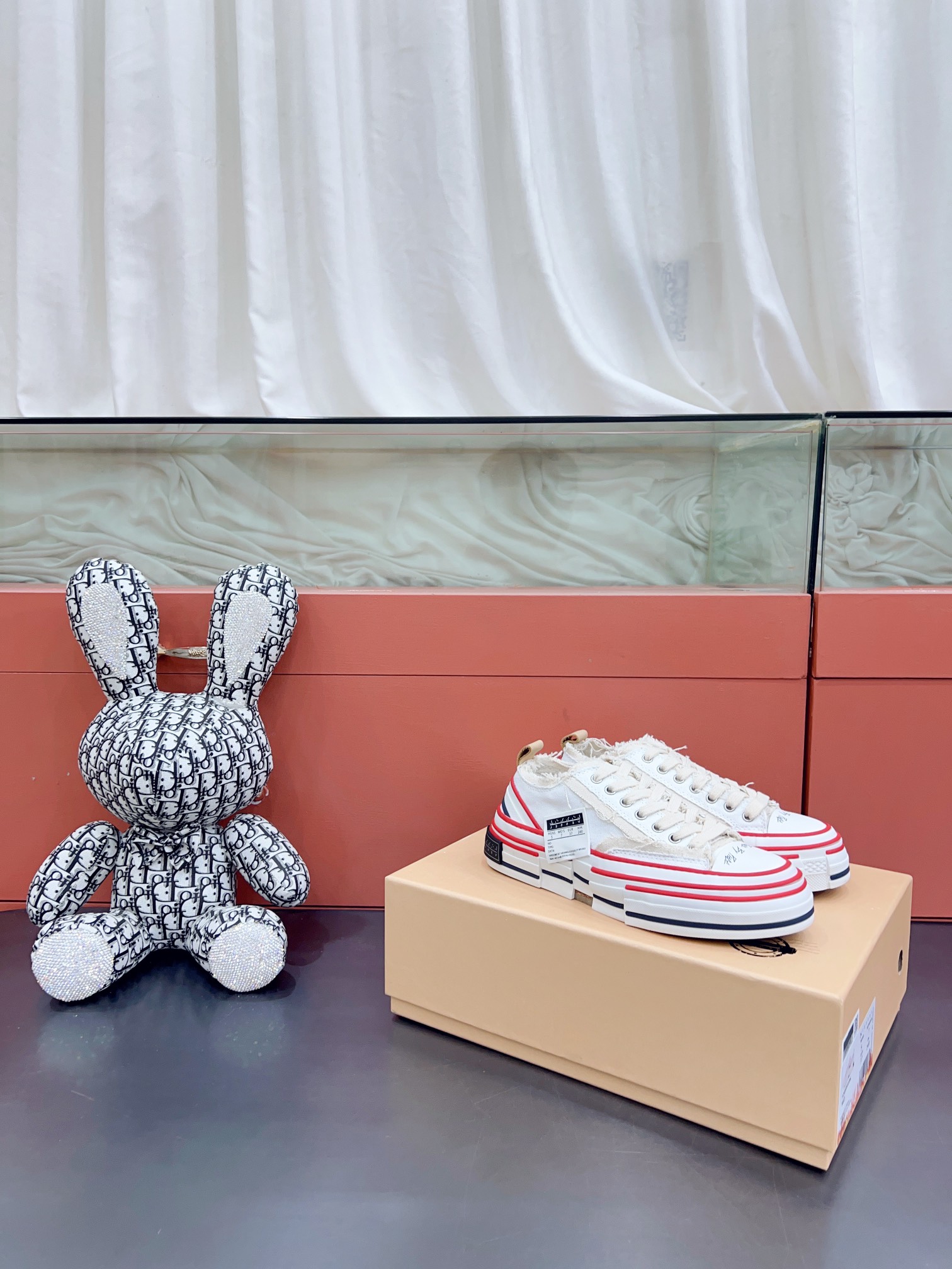 NO:681993,Certified high-quality upgraded version of Wu Jianhao x Vesse beggar vulcanized canvas shoes for couples ——————————This canvas shoe has an avant-garde design, with three pairs spliced into one pair, and the laces and tongues are designed with raw edges. Beggar series  Known as the world's first pair of cork vulcanized shoes, they are full of artistic and retro feelings. At the same time, the design of the shoes has a sense of deconstruction and reorganization. This is why these shoes look like canvas shoes, but they have a sense of science fiction and space. The midsole is filled with cork, which perfectly combines ancient handmade leather shoe craftsmanship with vulcanized shoes. The design of the upper also follows the design style of deconstruction and reorganization, and is cool and handsome to the end. Women's size 35-40 Men's size 39-45  Horsehair model, extremely cost-effective and certified, high-quality upgraded version of Wu Jianhao x Vessel beggar vulcanized canvas shoes for couples ———————————This canvas shoe has an avant-garde design, with three pairs spliced into one pair, and the laces and tongues are designed with raw edges, beggar series  Known as the world's first pair of cork vulcanized shoes, they are full of artistic and retro feelings. At the same time, the design of the shoes has a sense of deconstruction and reorganization. This is why these shoes look like canvas shoes, but they have a sense of science fiction and space. The midsole is filled with cork, which perfectly combines ancient handmade leather shoe craftsmanship with vulcanized shoes. The design of the upper also follows the design style of deconstruction and reorganization, and is cool and handsome to the end. Women's size 35-40 Men's size 39-45 Basic model  Extremely cost-effective, casual shoes/sports shoes, sneakers19860909已认证  高品质升级版吴建豪 x Vesse乞丐硫化帆布鞋情侣款 ———————————这款帆布鞋设计前卫,以三双拼接一双,鞋带和鞋舌的地方运用了毛边的设计,乞丐系列 号称是世界上第一双软木硫化鞋的鞋,充满了艺术感和复古的感觉,同时鞋子的设计颇有解构与重组的设计感,这也是这双鞋看起来像帆布鞋,却很有科幻感和空间感的原因所在. 中底软木填充 把古法手工皮鞋工艺与硫化鞋完美结合鞋面的设计也是沿袭了解构与重组的设计风格,将酷帅进行到底 女款35-40 男码39-45  马毛款 极致性价低已认证  高品质升级版吴建豪 x Vessel 乞丐硫化帆布鞋情侣款 ———————————这款帆布鞋设计前卫,以三双拼接一双,鞋带和鞋舌的地方运用了毛边的设计,乞丐系列 号称是世界上第一双软木硫化鞋的鞋,充满了艺术感和复古的感觉,同时鞋子的设计颇有解构与重组的设计感,这也是这双鞋看起来像帆布鞋,却很有科幻感和空间感的原因所在. 中底软木填充 把古法手工皮鞋工艺与硫化鞋完美结合鞋面的设计也是沿袭了解构与重组的设计风格,将酷帅进行到底 女款35-40 男码39-45  基础款 极致性价低,休闲鞋/运动鞋,sneakers,Women's Shoes