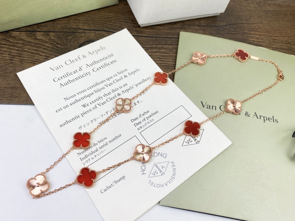 🍀Vca 梵克雅宝四叶草十花项链🤩镭射与红玛瑙的结合 设计独特😊Alhambra系列新作呈现，柔美的玑镂