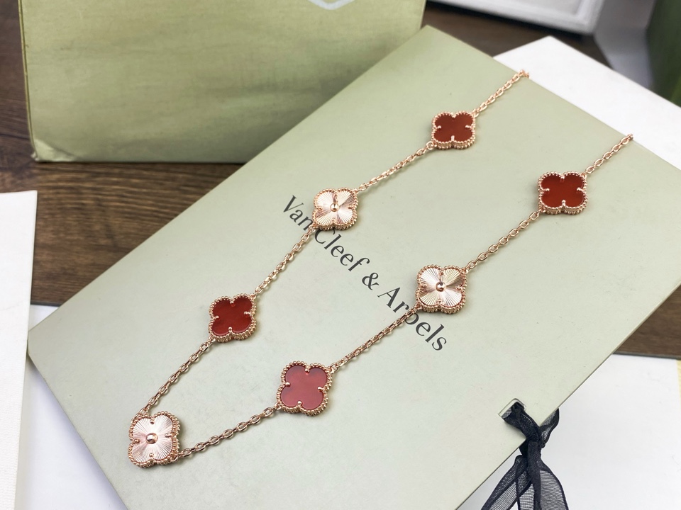 🍀Vca 梵克雅宝四叶草十花项链🤩镭射与红玛瑙的结合 设计独特😊Alhambra系列新作呈现，柔美的玑镂