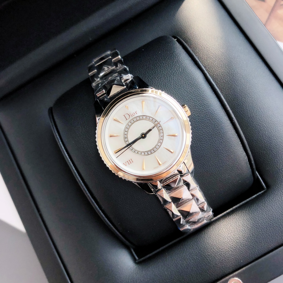 NO:384929,Dior DIOR VIII series watches, with the concept of jewelry design, incorporate the simplest design, introduce fresh colors and new elements, excellent craftsmanship and exquisite polishing, the stainless steel strap is made into diamond-cut shapes, and the diamonds on the dial are designed throughout the design, giving the entire watch the jewelry temperament, Swiss original movement, natural mother-of-pearl dial, diamond diamond dot-in-the-clock hour markers, 'VIII' marks are decorated at 8 o'clock, the center ring of the dial is inlaid with diamonds, creamy silver flanges, anti-glare sapphire crystal watch mirror, watch diameter 32mm, shipped with original box, must-have for gifts and collection..., dior, dior19860909迪奥DIOR VIII系列腕表,以珠宝设计概念,融入最简洁的设计,引入了新鲜色彩和全新元素,卓越工艺精致打磨将精钢表带做钻石切割形状,与表盘的钻石贯穿设计,让整个手表拥有珠宝的气质,瑞士原装机芯,天然珍珠母贝表盘,钻石菱点镶贴时标,8点钟位置处点缀“VIII”标记,表盘中央环镶钻石,乳光银色凸缘,防眩光蓝宝石水晶表镜,表径32mm,配原装盒出货,送礼收藏必备……,,dior,dior,Watch