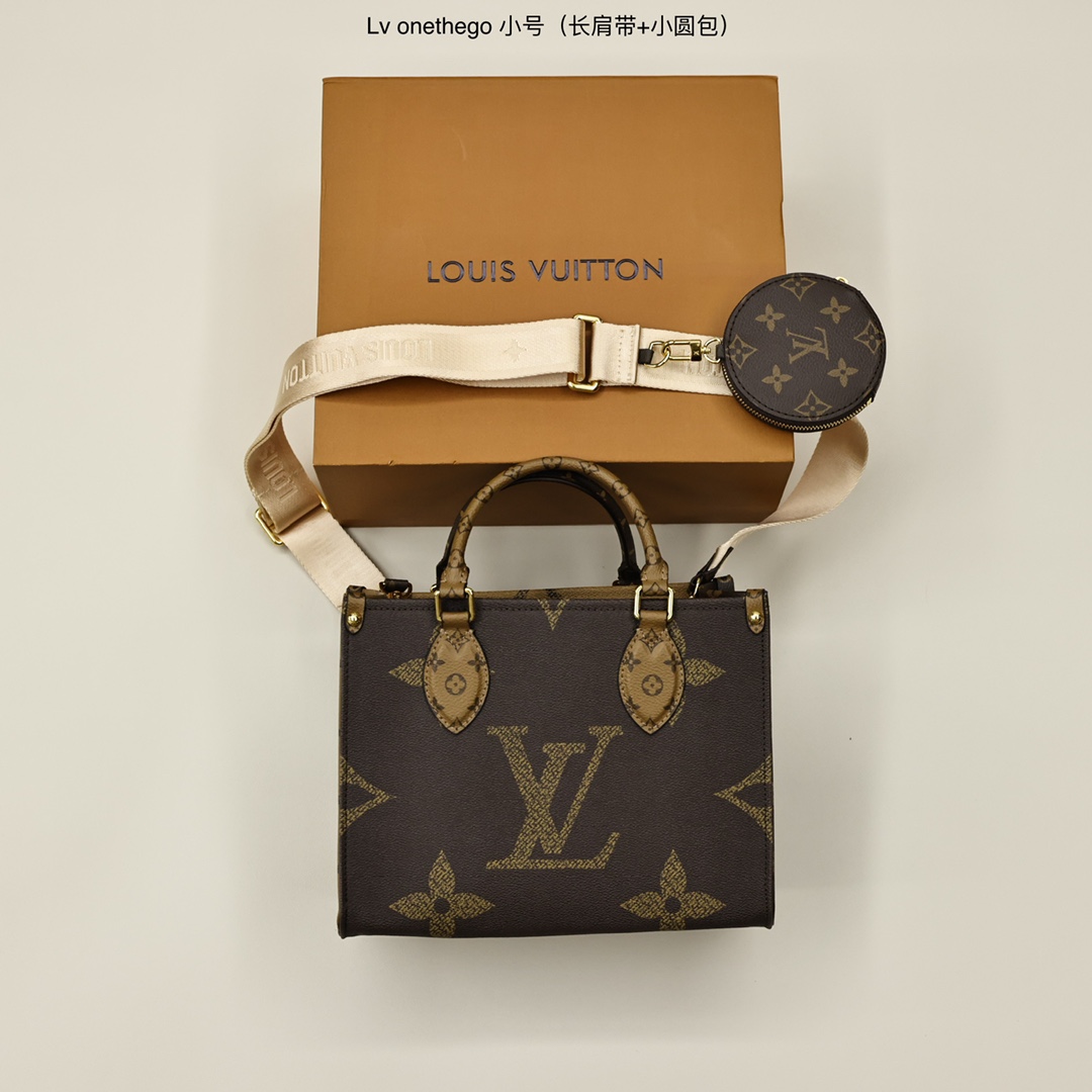 Lv on the go小号💰310 国内2.10才首发,是近几年最流行的宽肩带,外加一个零钱包,不仅减龄增加了几分俏皮的少女感,使用起来也是有很多背法,可手拎也可以斜跨或者是单肩,包包容量可以装下 ipad。 规格:25*19*11.5cm