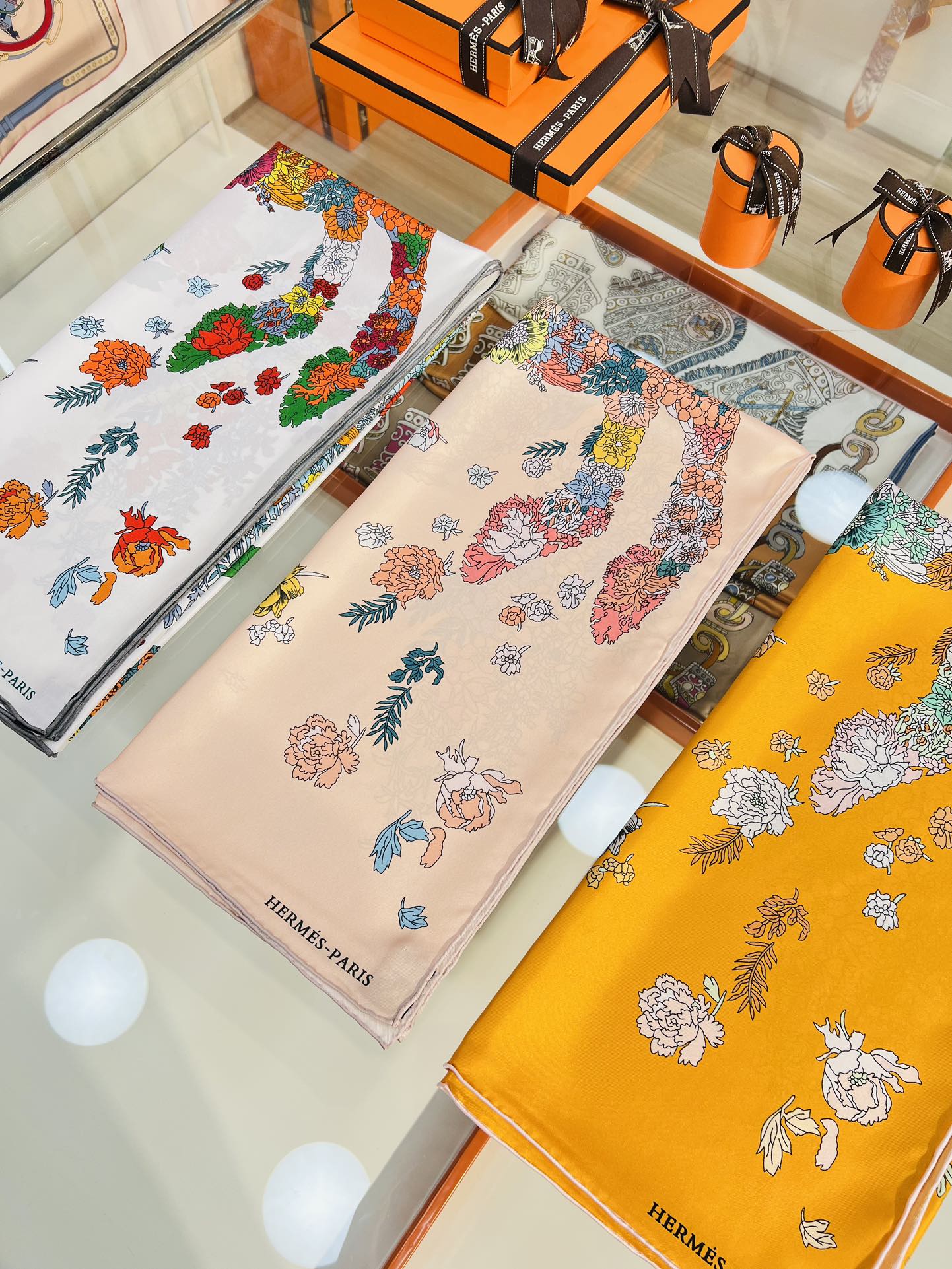 “轻扬花衣”hermes ~90厘米方巾

手工卷边斜纹真丝方巾（100%桑蚕丝）。

爱马仕丝巾是创意