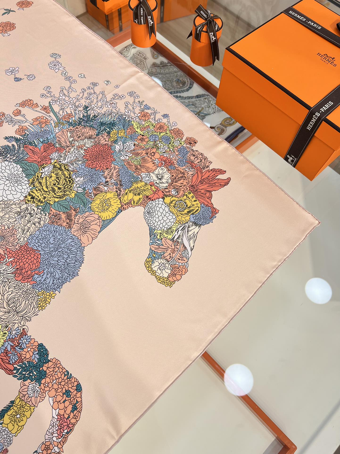 “轻扬花衣”hermes ~90厘米方巾

手工卷边斜纹真丝方巾（100%桑蚕丝）。

爱马仕丝巾是创意