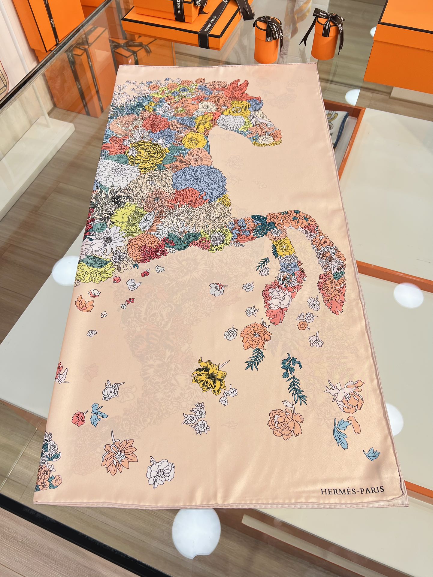 “轻扬花衣”hermes ~90厘米方巾

手工卷边斜纹真丝方巾（100%桑蚕丝）。

爱马仕丝巾是创意
