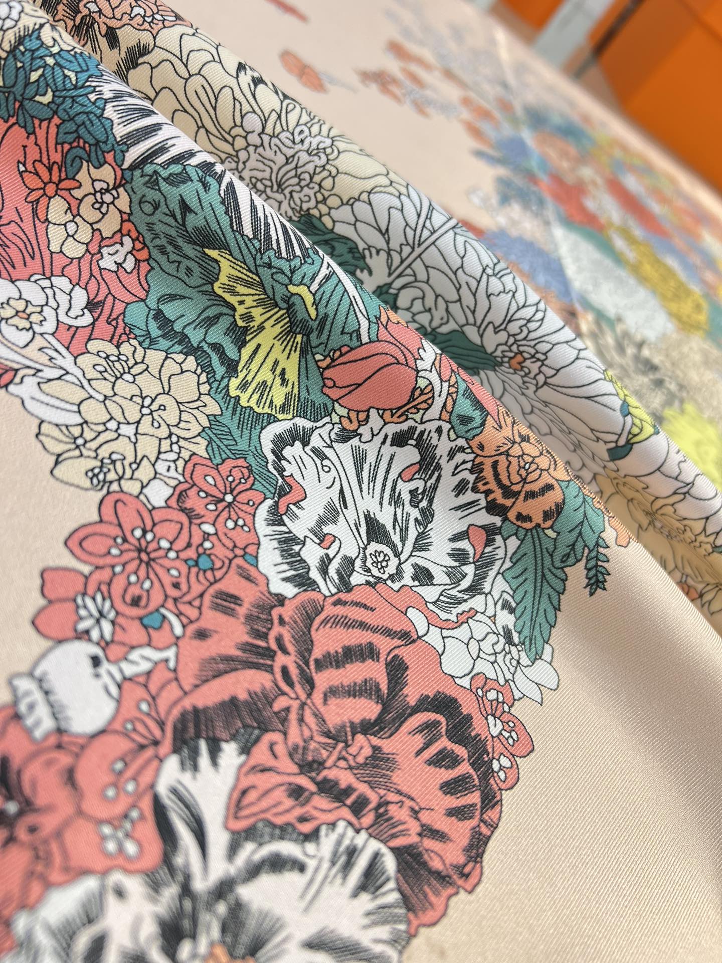 “轻扬花衣”hermes ~90厘米方巾

手工卷边斜纹真丝方巾（100%桑蚕丝）。

爱马仕丝巾是创意