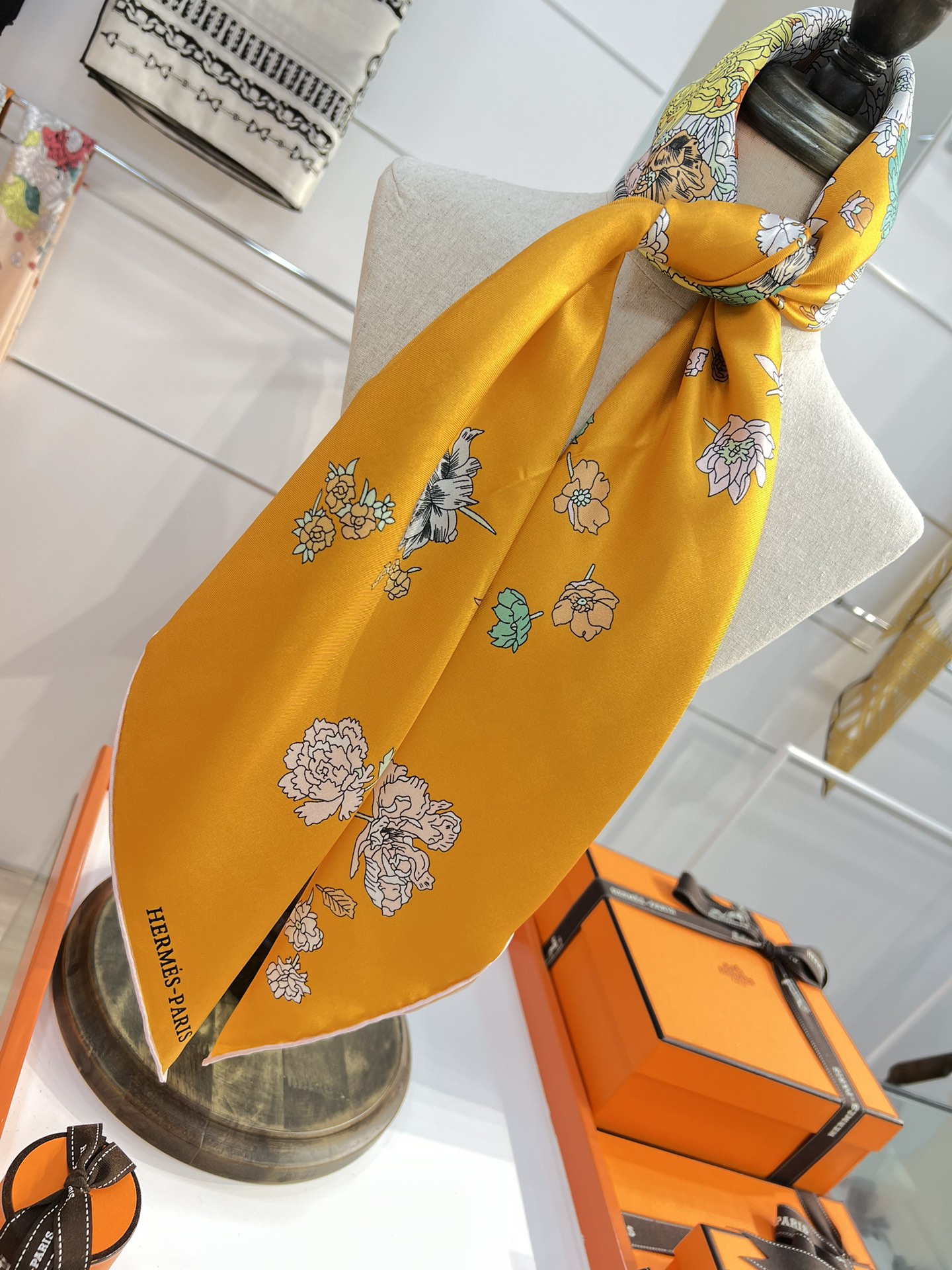 “轻扬花衣”hermes ~90厘米方巾

手工卷边斜纹真丝方巾（100%桑蚕丝）。

爱马仕丝巾是创意