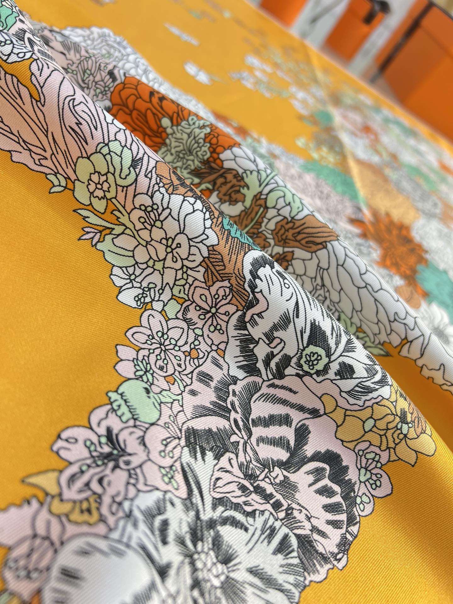 “轻扬花衣”hermes ~90厘米方巾

手工卷边斜纹真丝方巾（100%桑蚕丝）。

爱马仕丝巾是创意