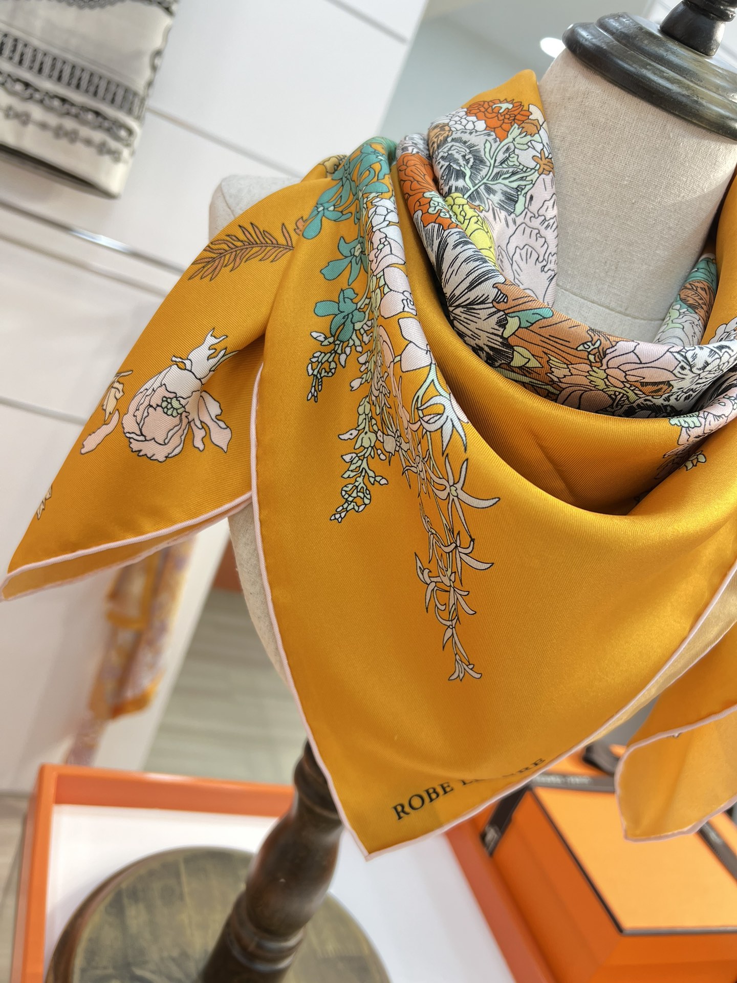 “轻扬花衣”hermes ~90厘米方巾

手工卷边斜纹真丝方巾（100%桑蚕丝）。

爱马仕丝巾是创意