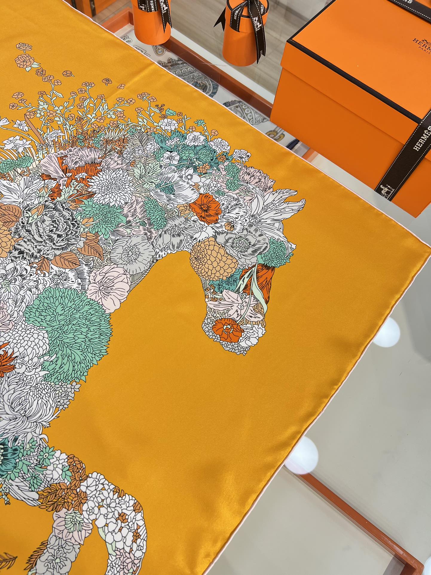 “轻扬花衣”hermes ~90厘米方巾

手工卷边斜纹真丝方巾（100%桑蚕丝）。

爱马仕丝巾是创意
