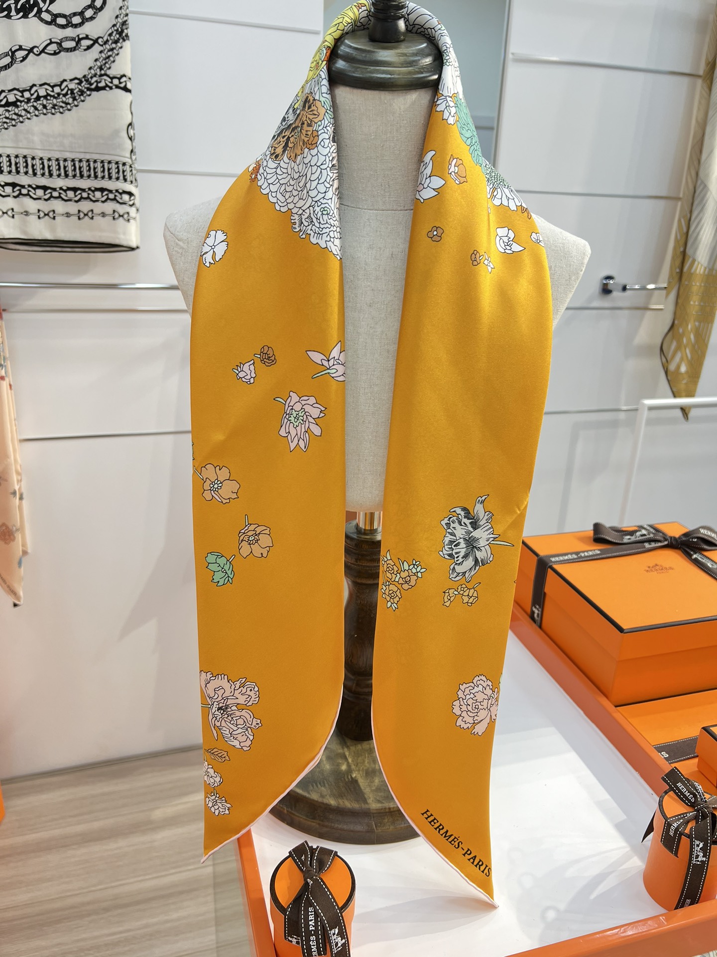 “轻扬花衣”hermes ~90厘米方巾

手工卷边斜纹真丝方巾（100%桑蚕丝）。

爱马仕丝巾是创意