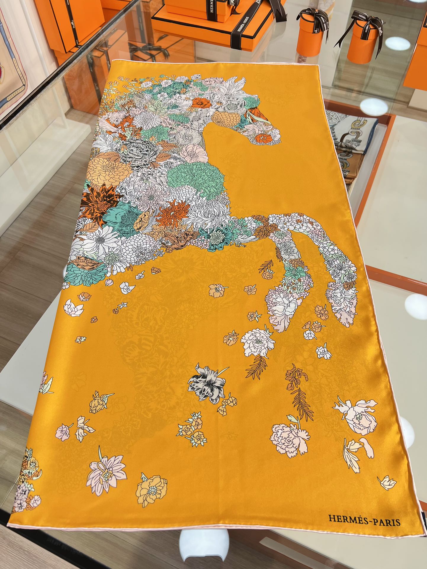 “轻扬花衣”hermes ~90厘米方巾

手工卷边斜纹真丝方巾（100%桑蚕丝）。

爱马仕丝巾是创意
