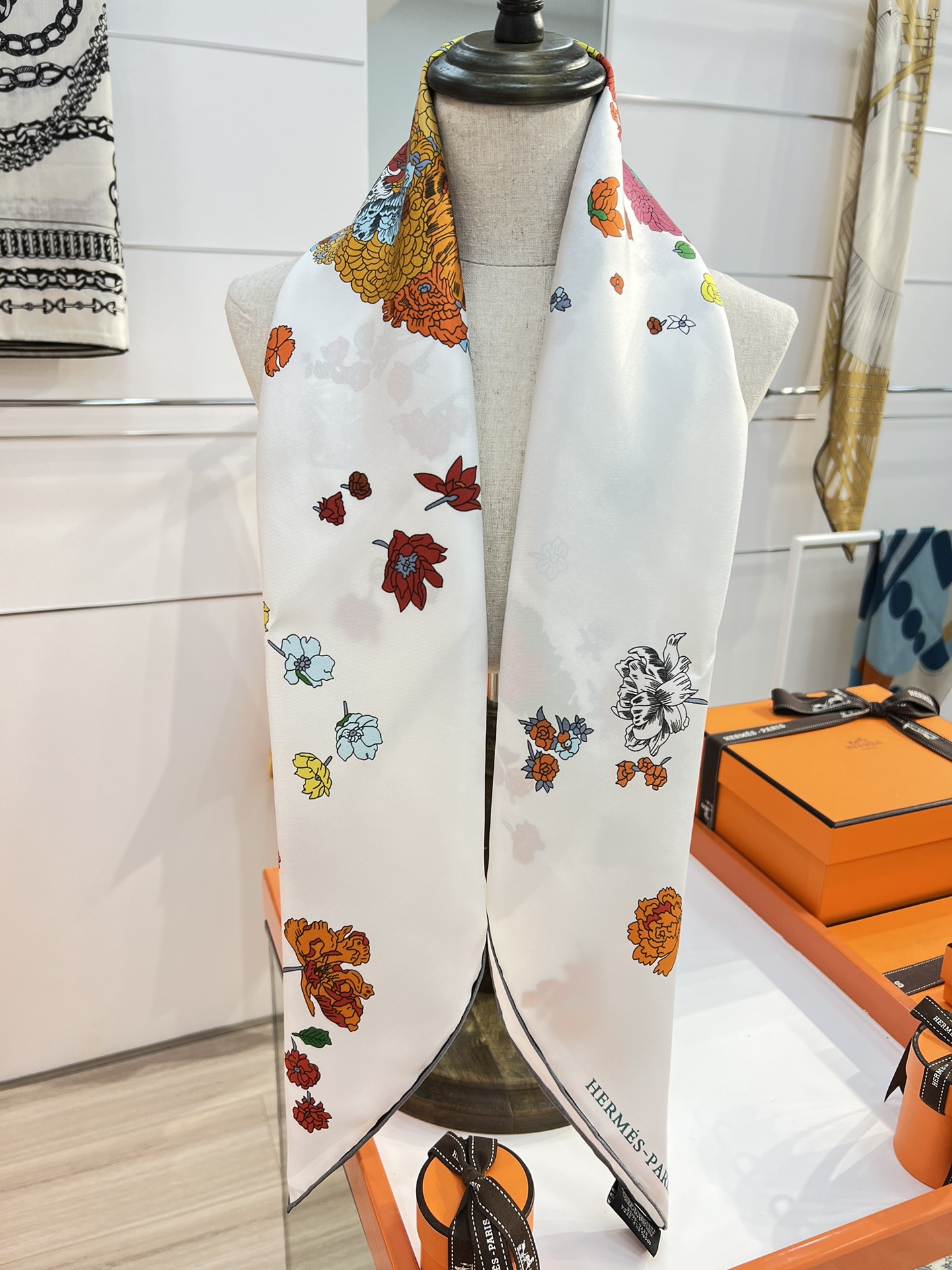 “轻扬花衣”hermes ~90厘米方巾

手工卷边斜纹真丝方巾（100%桑蚕丝）。

爱马仕丝巾是创意