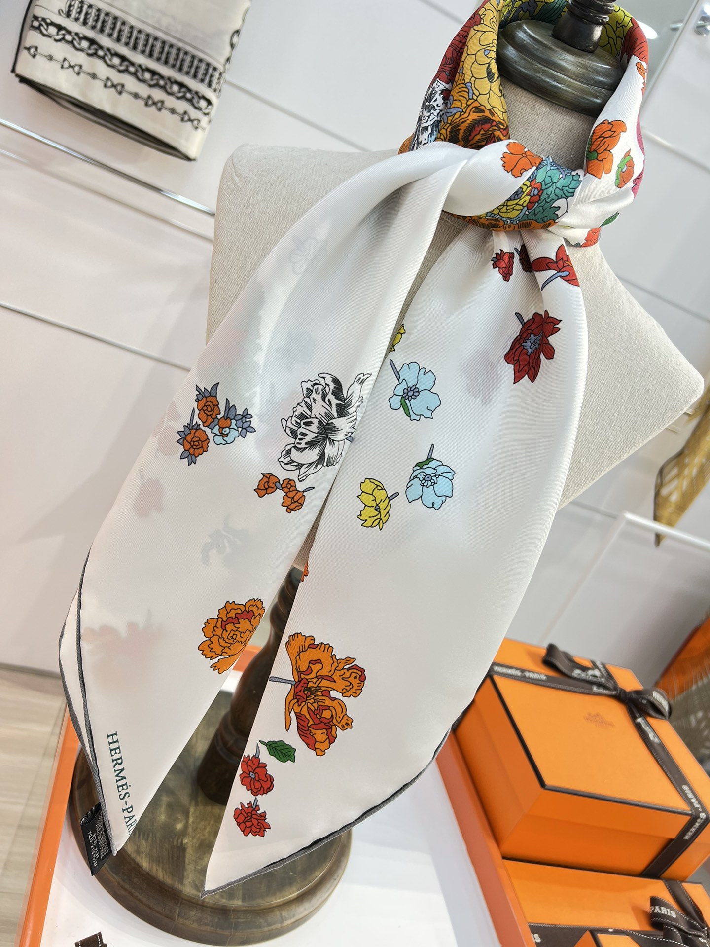 “轻扬花衣”hermes ~90厘米方巾

手工卷边斜纹真丝方巾（100%桑蚕丝）。

爱马仕丝巾是创意