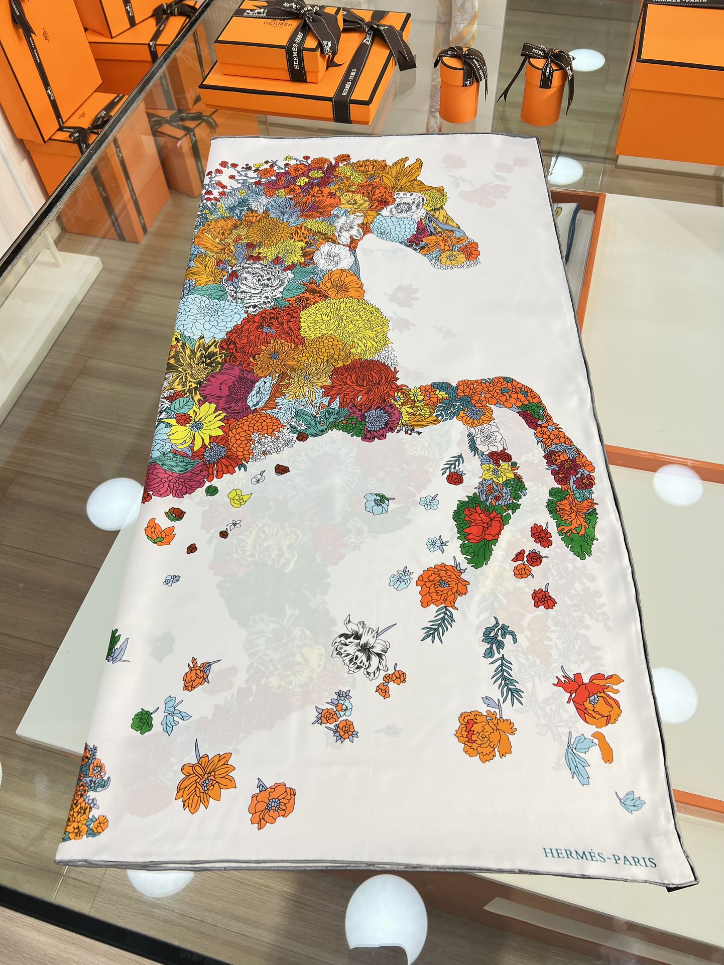 “轻扬花衣”hermes ~90厘米方巾

手工卷边斜纹真丝方巾（100%桑蚕丝）。

爱马仕丝巾是创意