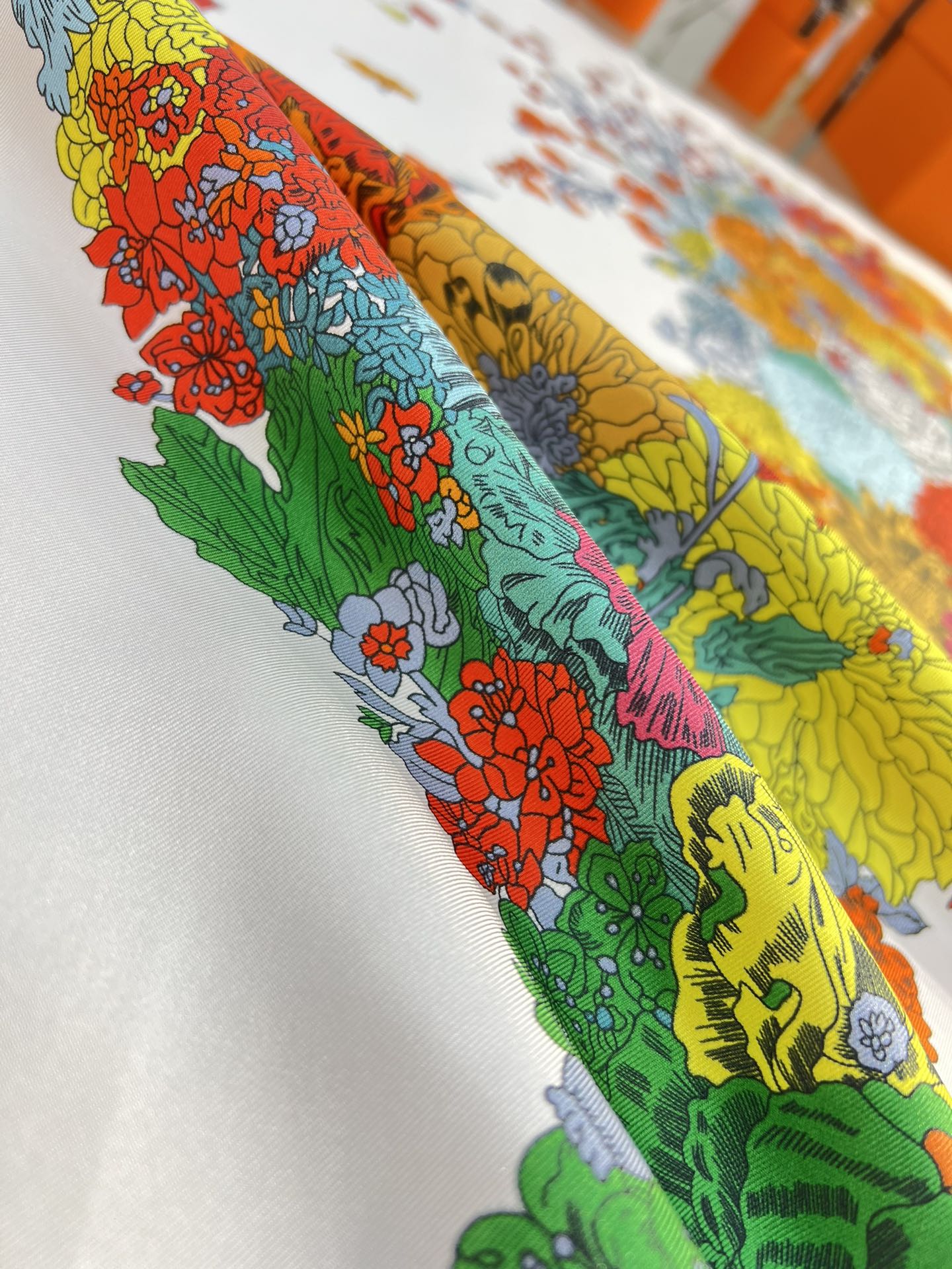 “轻扬花衣”hermes ~90厘米方巾

手工卷边斜纹真丝方巾（100%桑蚕丝）。

爱马仕丝巾是创意