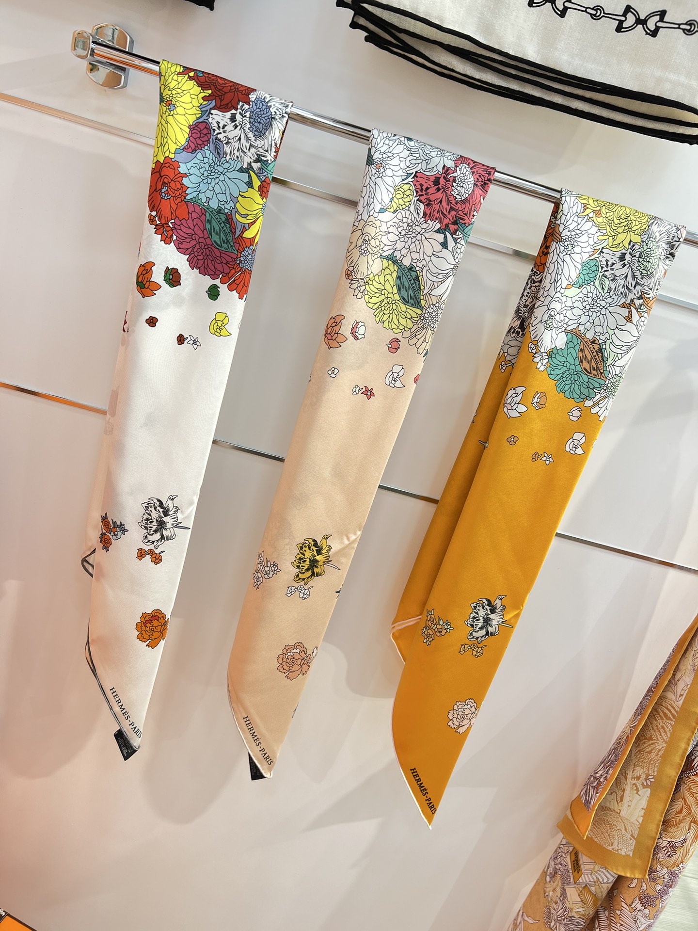 “轻扬花衣”hermes ~90厘米方巾

手工卷边斜纹真丝方巾（100%桑蚕丝）。

爱马仕丝巾是创意