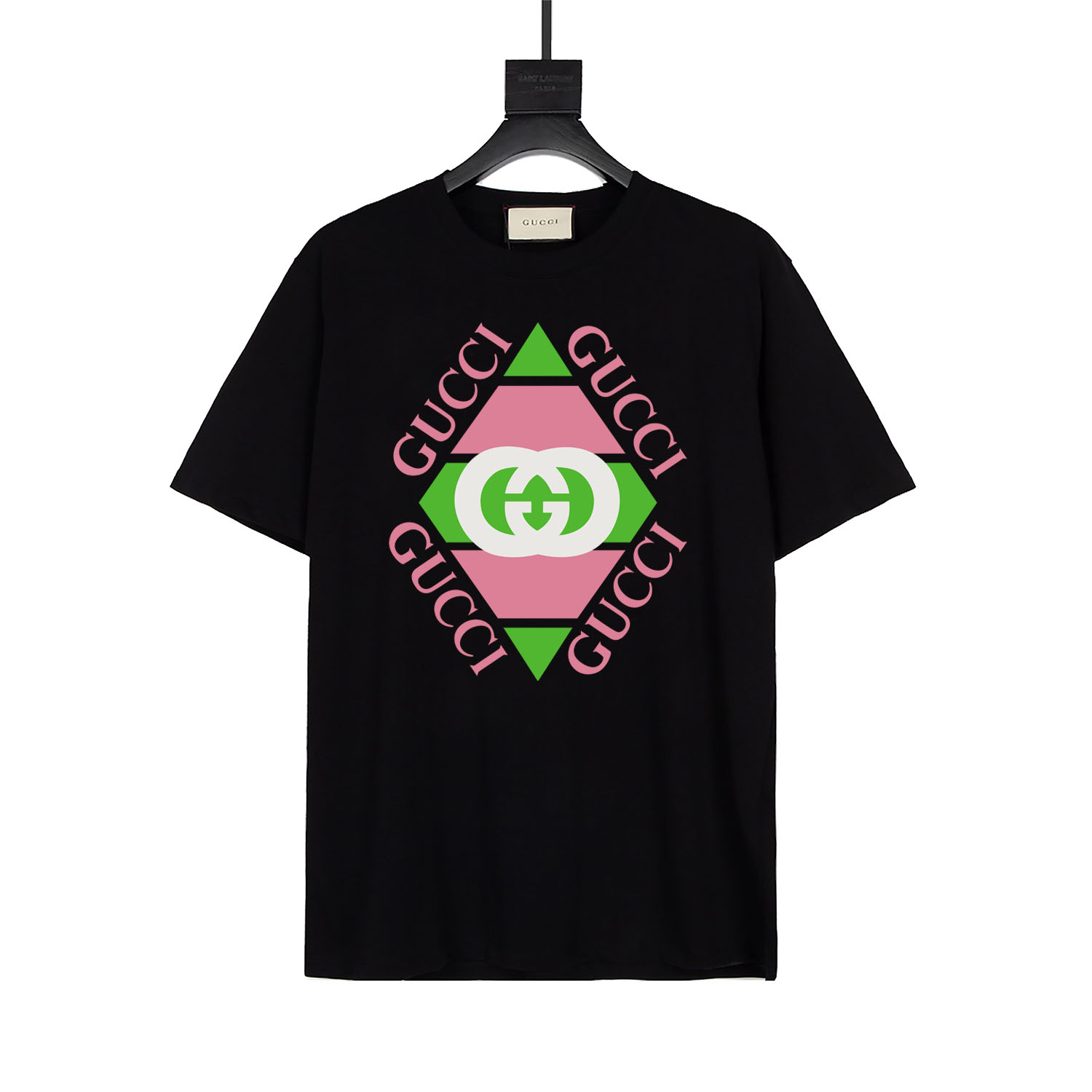 Gucci El logotipo vintage de Gucci se inspira en los estampados de los 80. Esta camiseta de algodón tejido en color cre…