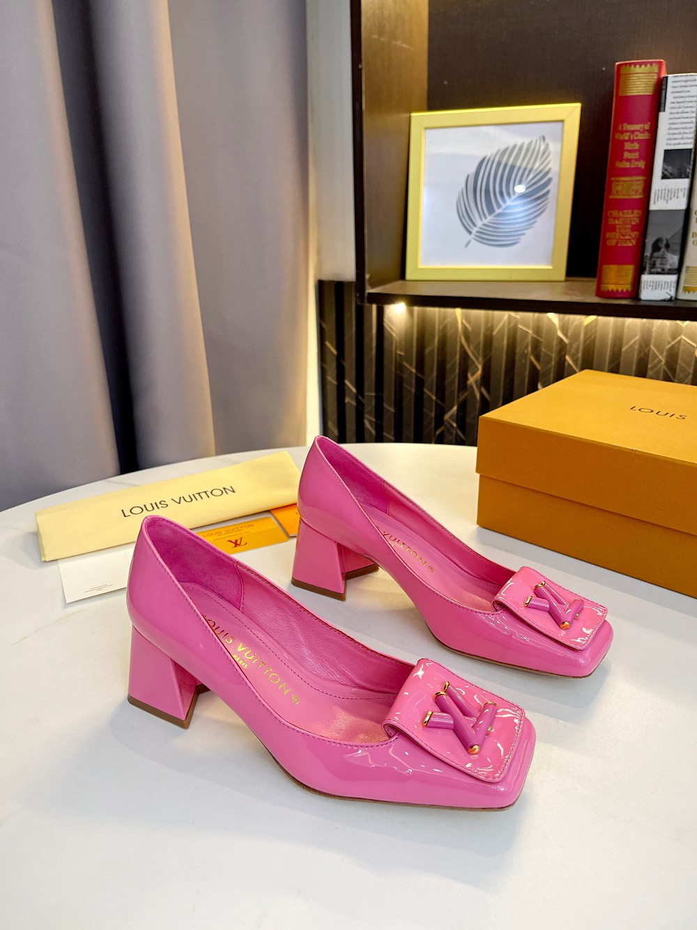 NO:226275,Top version LV | Louis Vuitton New early spring candy color, beautiful, the counter is the latest style, square-toe single shoes, hard goods are on the newest, purchasing level!  Full of high-end feeling!  A popular model from domestic and foreign bloggers, retro and fashionable, beautiful!  Official website main model★ ━━━━━ t ━━━━━━━━━━━━━━━━━━━━━━━━━━━━━━━━━━━━━━━━━━━━━━━━━━───45-40 (34, 41 custom-made, no return or exchange), single shoes, louis vuitton, louis vuitton, sheepskin, Leather soles19860909顶级版本 LV | 路易威登   早春新款糖果色 美翻了 专柜主打最新款 方头单鞋 硬货上新 代购级别！高级感十足！国内外博主刷爆的一款,复古又时髦上脚美炸了！官网主推款★ ━━━━━ t ━━━━━ 鞋面原版牛漆皮/老花皮 内里进口山羊皮里 大底原版意大利真皮大底 跟高2.5cm 5.5cm 9cm 鞋码: 35-40（34、41定制不退换）,单鞋,louis vuitton,louis vuitton,sheepskin,Leather soles,Women's Shoes