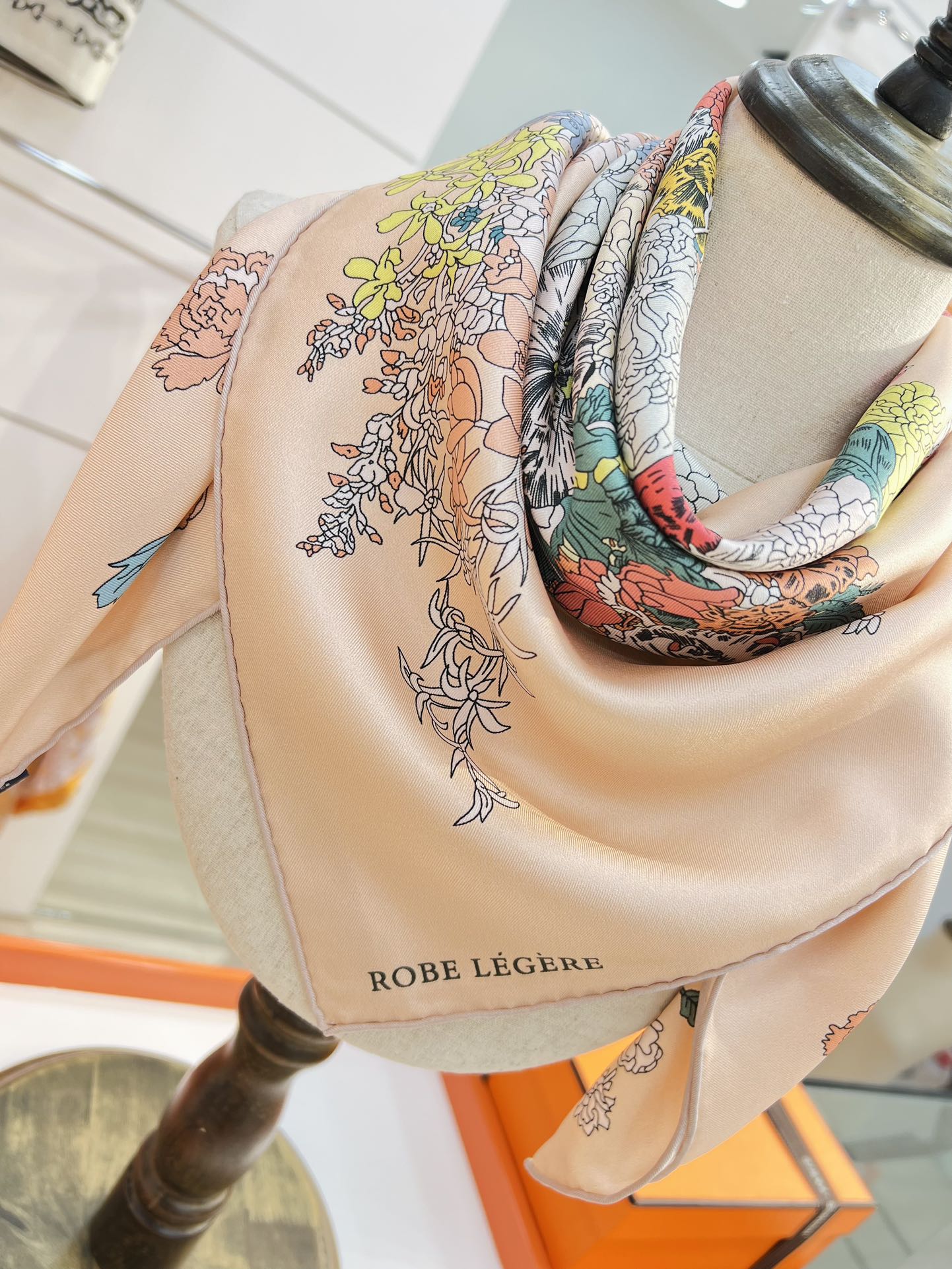 “轻扬花衣”hermes ~90厘米方巾

手工卷边斜纹真丝方巾（100%桑蚕丝）。

爱马仕丝巾是创意