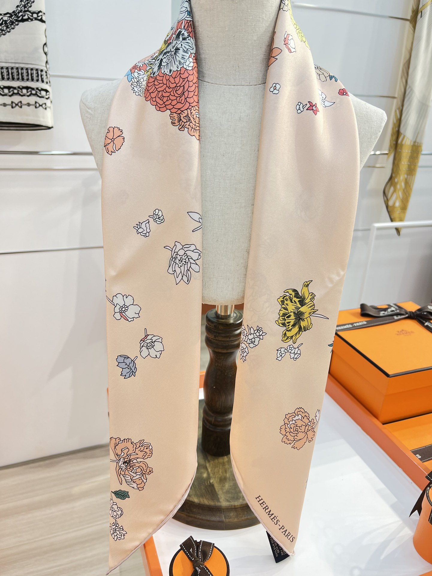 “轻扬花衣”hermes ~90厘米方巾

手工卷边斜纹真丝方巾（100%桑蚕丝）。

爱马仕丝巾是创意