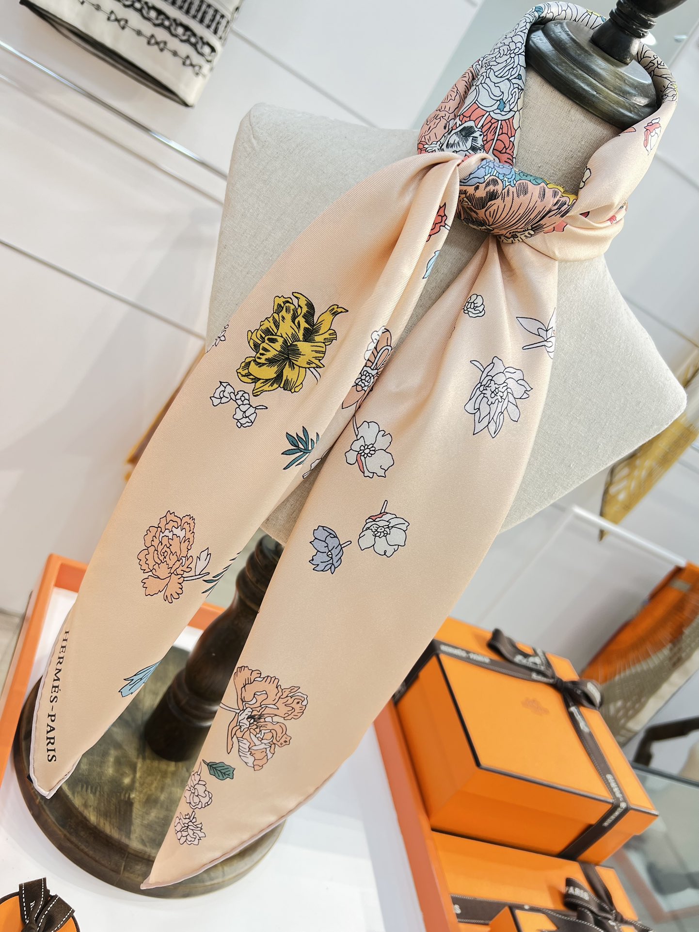 “轻扬花衣”hermes ~90厘米方巾

手工卷边斜纹真丝方巾（100%桑蚕丝）。

爱马仕丝巾是创意